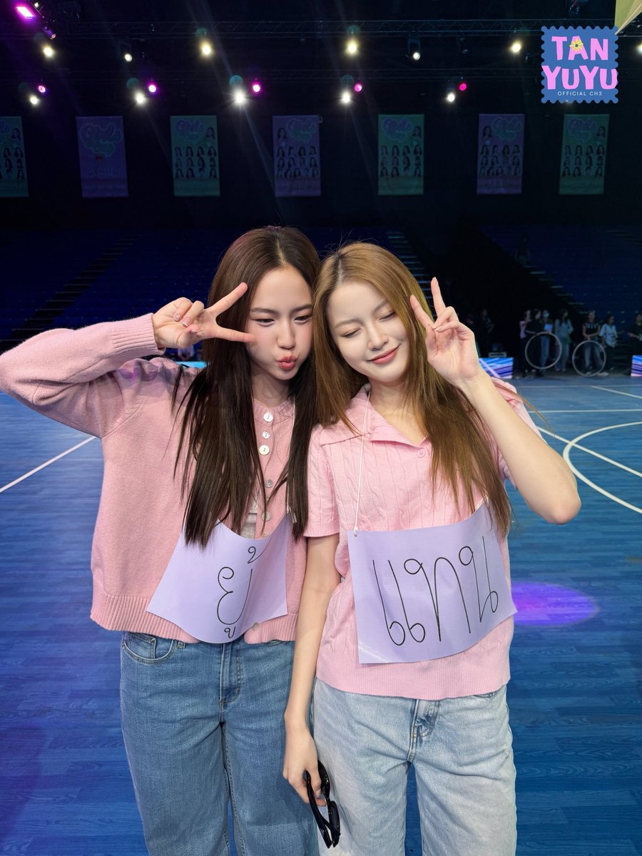 mmeweieihaha1's tweet photo. ทำไมกันนะ5555555สงสารพี่อุ้มวะทำไงดี555555555 https://t.co/zrHNle6qfn