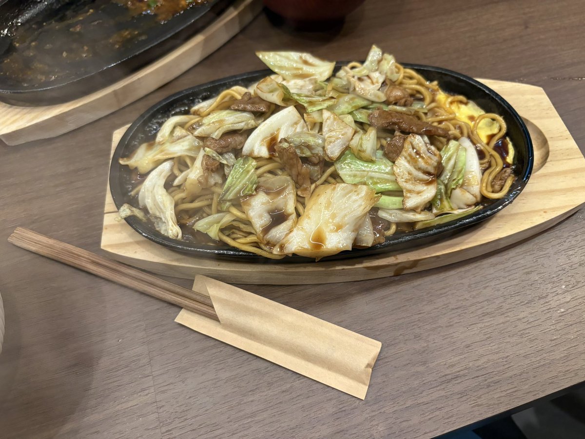 To_432_star's tweet photo. 焼きそば半分こするー？って言ってたのにお互いに一個ずつ食べてさらに麻婆豆腐とご飯中食べてしまった…
美味しすぎた…

女将がレシート見て、こんなに食べた…？って不安そうにしてたけどちゃんと全部食べました！ https://t.co/i8fPVkk2G1