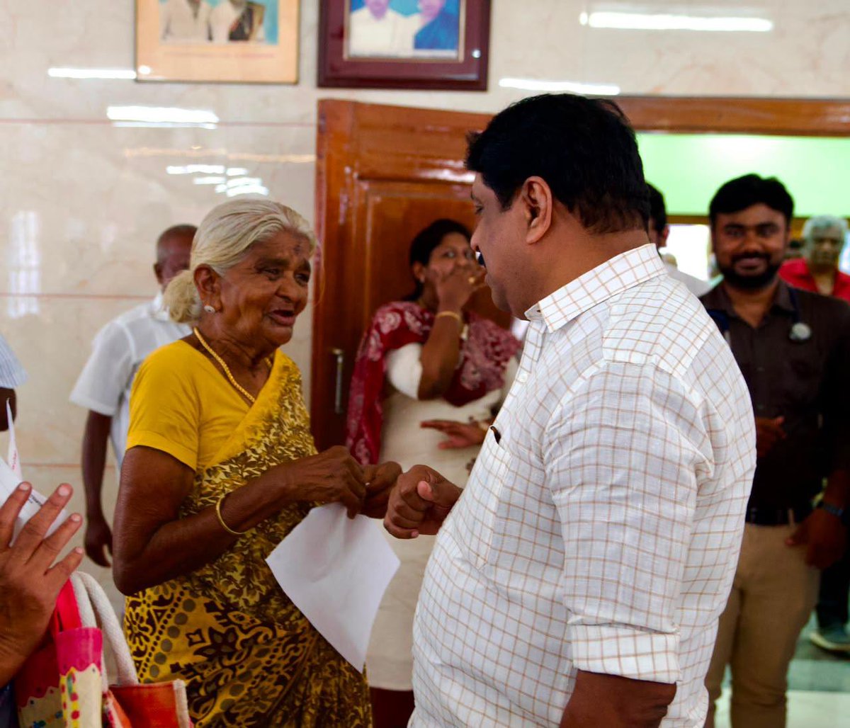 NainarBJP's tweet photo. A. P. சுப்பிரமணியன் அவர்கள் மற்றும் Dr. ராணி சுப்பிரமணியன் அவர்களின் நினைவு தினத்தை முன்னிட்டு, காவேரி மருத்துவமனை, திருநெல்வேலி இணைந்து ஏற்பாடு செய்திருந்த மருத்துவ முகாமில் கலந்துகொண்டு, பொதுமக்களுக்கான மருத்துவ சேவையை தொடங்கி வைக்கும் வாய்ப்பு கிடைத்தது எனக்கு மிகுந்த மகிழ்ச்சியையும் மனநிறைவையும் அளிக்கிறது.

சமூக நலனையும், மருத்துவ சேவையையும் உயர்ந்த நோக்கமாகக் கொண்டு, திருநெல்வேலி மாவட்ட மக்களுக்கு தொடர்ந்து தரமான மற்றும் சிறப்பான மருத்துவ சேவைகளை வழங்கி வரும் காவேரி மருத்துவமனை நிர்வாகம், மருத்துவர்கள் மற்றும் பணியாளர்கள் அனைவருக்கும் எனது மனமார்ந்த பாராட்டுகளையும் வாழ்த்துகளையும் தெரிவித்துக் கொள்கிறேன்.

எதிர்காலத்திலும் இதுபோன்ற மக்கள் நல மருத்துவப் பணிகளை மேலும் விரிவுபடுத்தி, எண்ணற்ற மக்களின் வாழ்வில் நம்பிக்கையையும் நலனையும் விதைக்கும் உயரிய சேவையை தொடர்ந்து சிறப்பாக ஆற்றிட, எல்லாம் வல்ல இறைவன் அருள்புரிய வேண்டுகிறேன்.
(1/2)