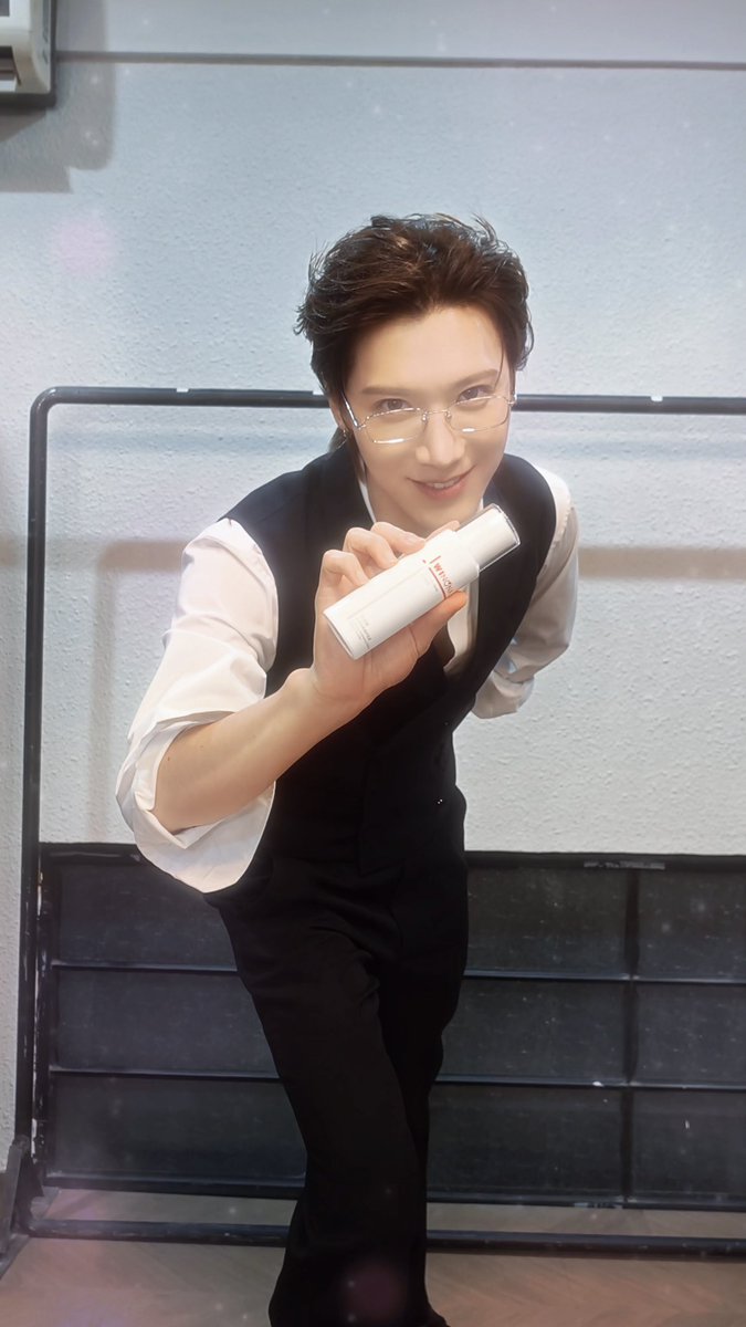 misskloss_1001's tweet photo. The WINONA Luminous Brightening Radiance Repair Emulsion TEN is holding is from the Luminous line he’ll be promoting soon ✨ #TEN #TENLEE https://t.co/DDZ6K2YXqT