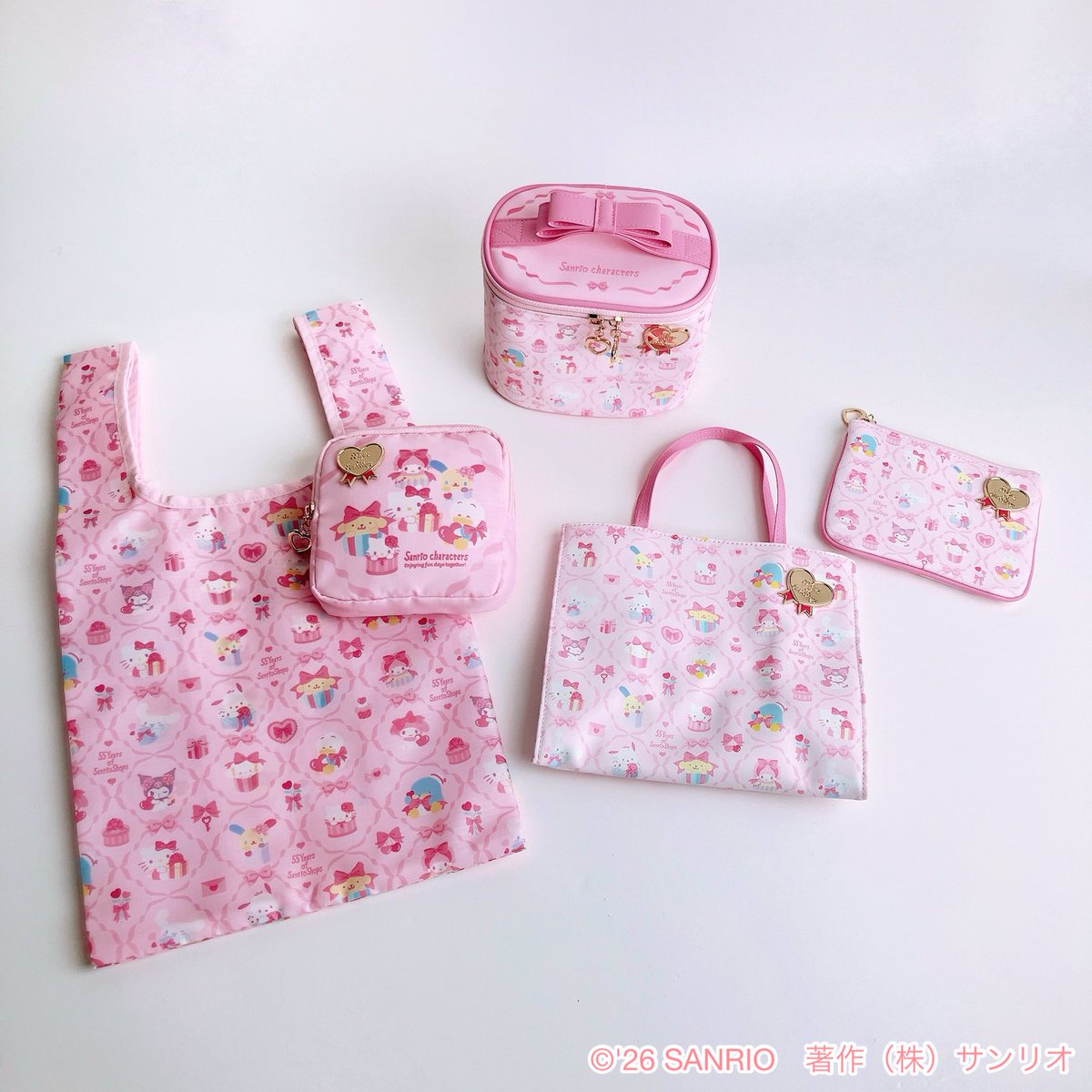 ec_sanrio's tweet photo. ＼5日発売！#新商品🎁  ／
ラッピングペーパーデザインシリーズ🎀
「55 Years of Sanrio Shops」のロゴ入りリボンシール風モチーフがかわいいね💗

本店👇
https://t.co/hSnswE1AIf
楽天市場店👇
https://t.co/IeXwMOGIgo
Yahoo!ショッピング店👇
https://t.co/XtuJhC7oLh

※発売日9:30公開 https://t.co/0K8ixvbUsx