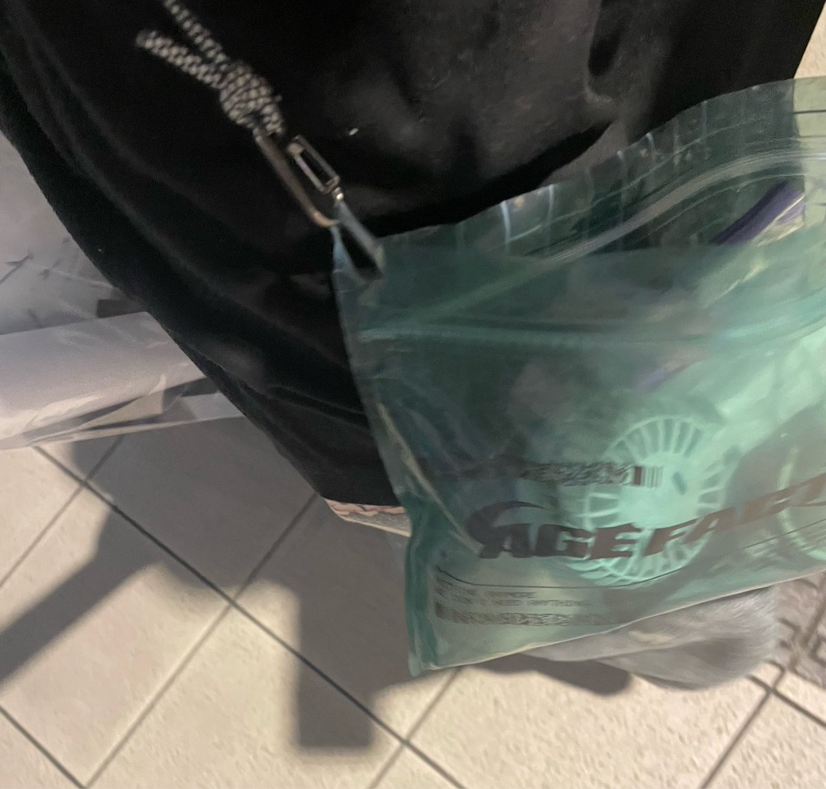 mfs044's tweet photo. これ使いすぎてもう寿命だと思ったから昨日買い替えた
ナップサックも届いたのに買い替えするやつ私しかおらんやろ https://t.co/8UGkfsr8l8