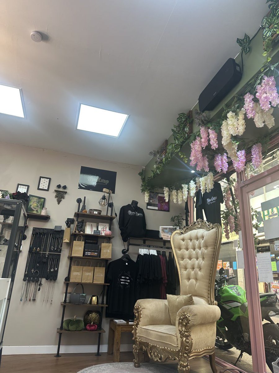 CocoaSpicesx's tweet photo. supporting my local shopping addiction https://t.co/cQjMWvHrMW