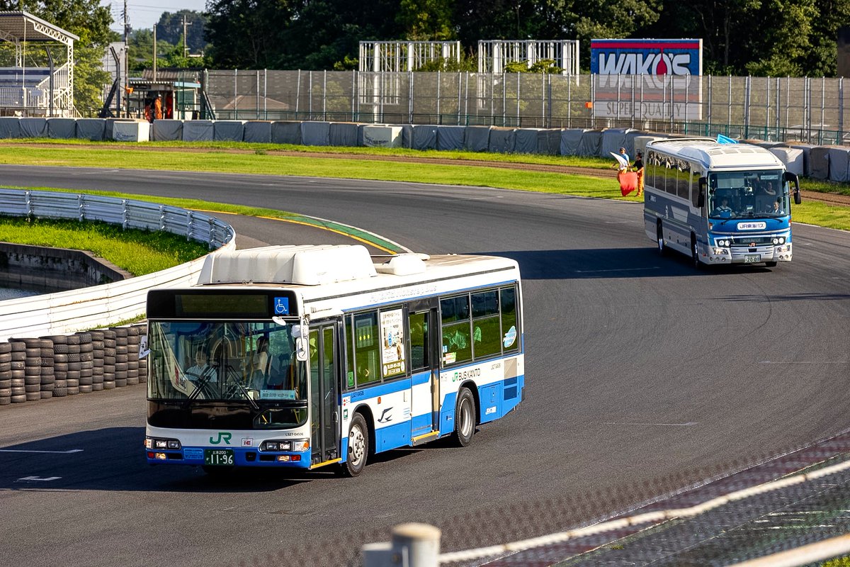 JRtokai_bus's tweet photo. 先日の筑波サーキットの光景です📸✨

ブルーリボンシティハイブリッドと、セレガが熾烈な闘いを繰り広げました 🚐 🚐 🏁

#JR東海バス #バスファンツアー #バスファン #レトロバス #ラッピングバス #ラッピング #コラボツアー #撮影会 #JRバス関東 #土浦支店 #日野 #ブルーリボンシティハイブリッド #ブルシチ #ハイブリッド #土浦 #つくば #茨城県 #JRバス関東様に感謝 #つばめ  #兄弟 #つくばサーキット #全員優勝