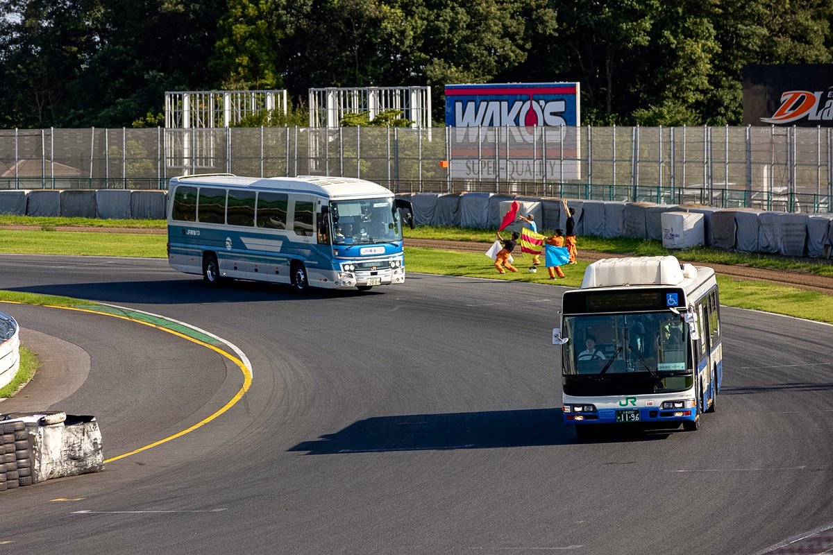 JRtokai_bus's tweet photo. 先日の筑波サーキットの光景です📸✨

ブルーリボンシティハイブリッドと、セレガが熾烈な闘いを繰り広げました 🚐 🚐 🏁

#JR東海バス #バスファンツアー #バスファン #レトロバス #ラッピングバス #ラッピング #コラボツアー #撮影会 #JRバス関東 #土浦支店 #日野 #ブルーリボンシティハイブリッド #ブルシチ #ハイブリッド #土浦 #つくば #茨城県 #JRバス関東様に感謝 #つばめ  #兄弟 #つくばサーキット #全員優勝