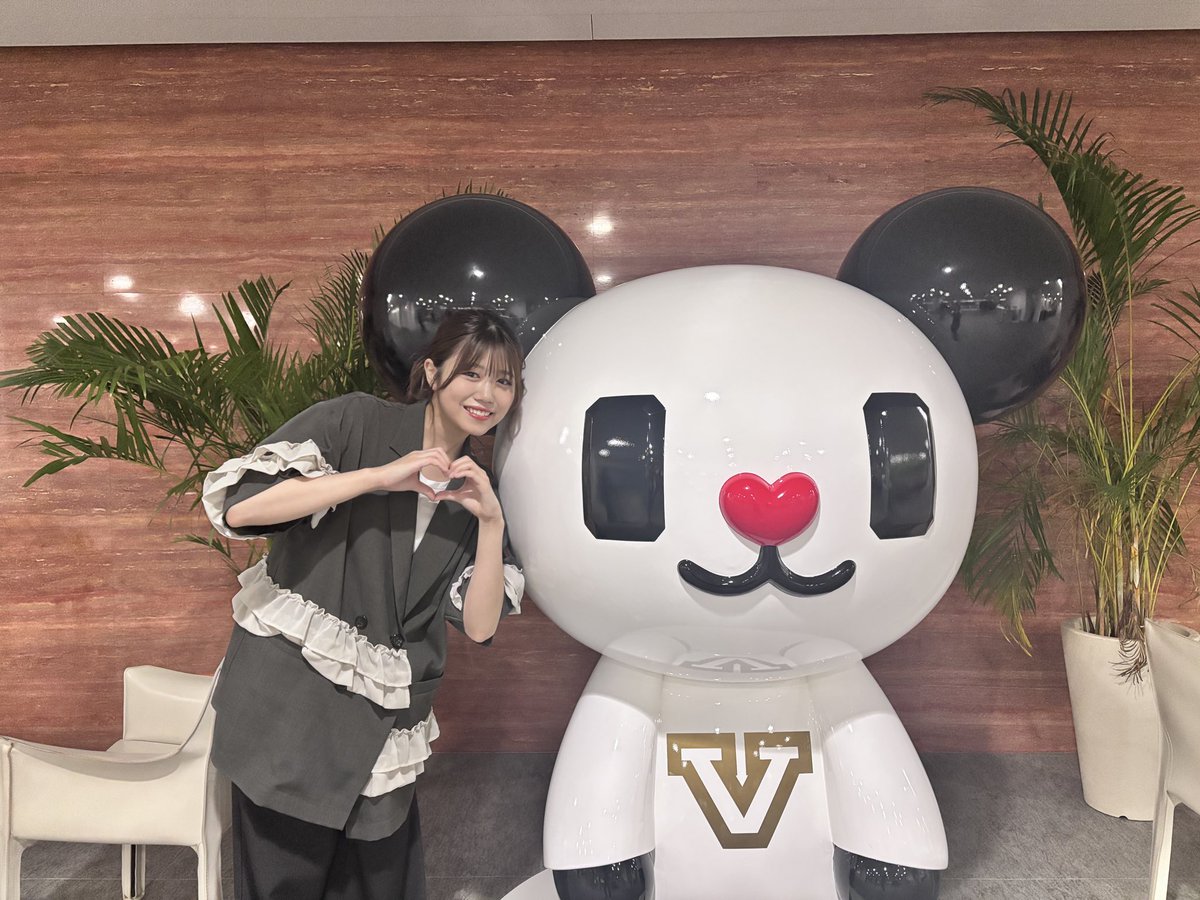 _takemoto_yui's tweet photo. 久しぶりだねゴーちゃん。🌟
先日アメトーーク！さんに呼んでいただき、卒業してから初めてバラエティ番組の収録に行ってきました！
最高に楽しかったです。放送をお楽しみに☺︎ https://t.co/tS74Pr9neW