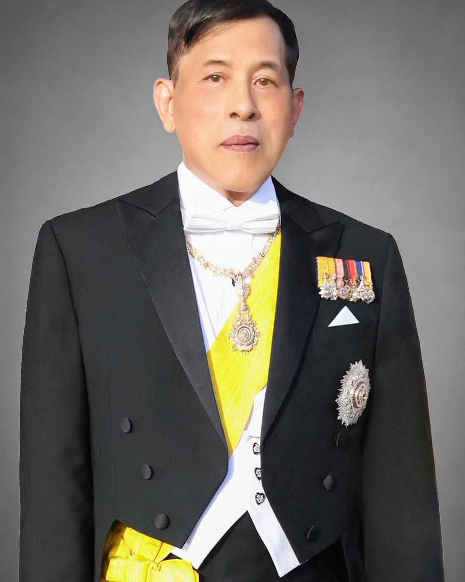 army4prcenter's tweet photo. พระบาทสมเด็จพระเจ้าอยู่หัว ทรงพระกรุณาโปรดเกล้าโปรดกระหม่อม พระราชทานคำขวัญวันแม่แห่งชาติ ประจำปี ๒๕๖๙  ความว่า

"พระคุณแม่มากพ้น พรรณนา

จรดลึกเหนือเวลา เปรียบได้

แทนคุณแม่ยากหา ใดทด แทนคุณ

ประกอบดีประกาศไว้ โลกรู้ สรรเสริญ"

#ทรงพระเจริญ
#สืบสานรักษาต่อยอด
#คำขวัญวันแม่ https://t.co/c12e4nGWYp
