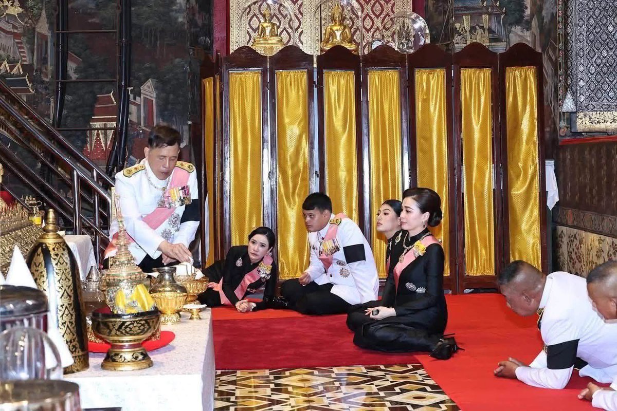 aunpanuwats's tweet photo. ฝ่ายในกลับมามีชีวิตชีวาเหมือนครั้งแผ่นดินพระพุทธเจ้าหลวงอีกครั้ง

กุ้ยเฟย ยังคงเป็นที่โปรดปราณอย่างต่อเนื่องจากการได้รับพระราชทานน้ำจากมหาสังข์เพชรน้อย  ซึ่งตามธรรมเนียมจะสงวนไว้ให้เฉพาะเจ้านายชั้นเจ้าฟ้าขึ้นไป และได้ถวายงานอย่างใกล้ชิด

ขณะที่กุ้ยเหรินก็คาดเข็มขัดที่โดดเด่นด้วยปั้นเหน่งประดับตรา ม.อ.ร. ล้อมเพชร ประดับสายสะพายทุติยจุลจอมเกล้าวิเศษ พร้อมด้วยดาราเข็มกลัด และเหรียญที่ระลึกประดับอยู่บนหน้าอกเสื้อ