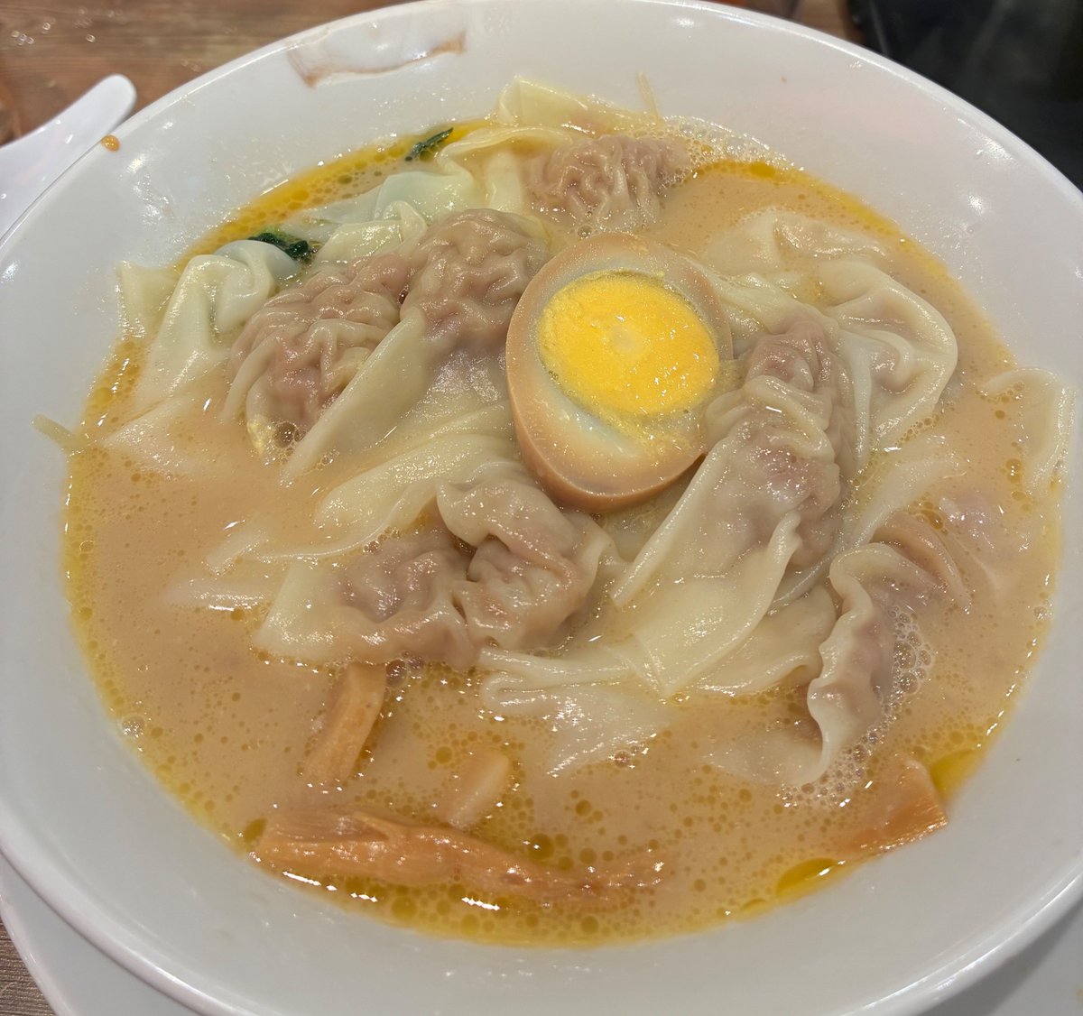 saikyoboy's tweet photo. 田町駅の広州市場でラーメン🍜✌️🫠
以前田町で労働してた際に度々来てた店
今回は鶏白湯雲呑麺をオーダー
クリーミーに感じるスープがよく染み込んでいる細麺がひたすらに美味しかった
プリプリの雲呑はそのまま食べても美味しく卓上の複数のタレで味変するのも実にイイ
ごちそうさまでした♫🤤🙏✨ https://t.co/XkTaKIUISG