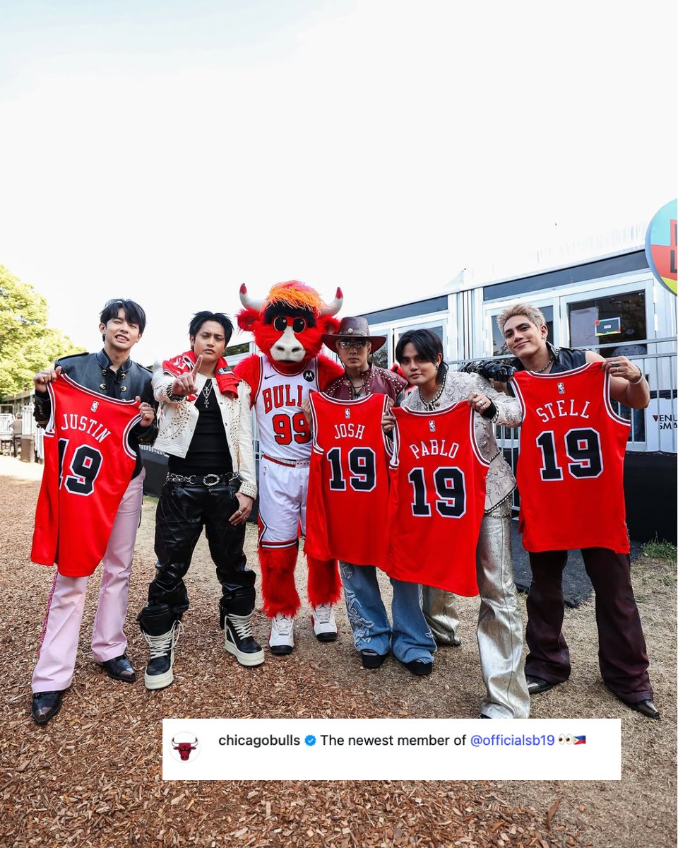 gmanews's tweet photo. S-BENNY19! 🐂🐐

LOOK: SB19 poses with Benny the Bull, the official mascot of the Chicago Bulls, after the P-pop group's historic Lollapalooza debut.

Benny joined the P-pop Kings onstage during their performance of "Dungka!" as part of their nearly hour-long set.

COURTESY: Chicago Bulls/Instagram

READ MORE: https://t.co/c33pStmw1P