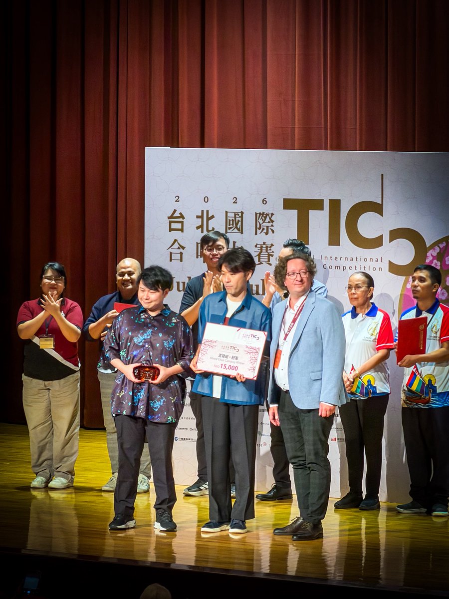 tani_chor's tweet photo. Sizzlin’Mixは台北国際合唱コンクールにて混声部門一位🥇をいただき、グランプリに出場します！
今日も生配信があるようなのでぜひ日本から応援してください📣

グランプリは日本時間20:30-23:00頃、Sizzlinは9番目なので22:30過ぎの演奏予定です！
#しずりん　

https://t.co/ndoCsJbyXK https://t.co/DsOln0W172