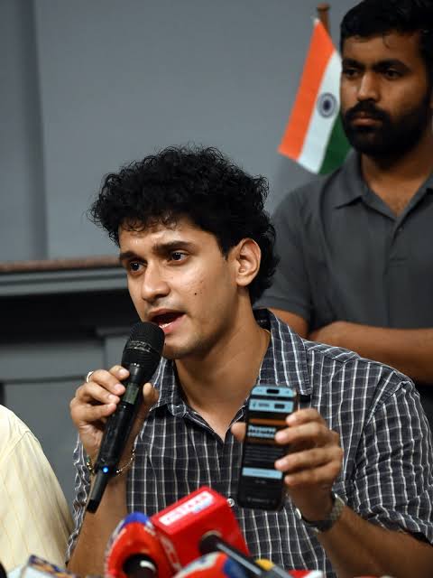yogivimal's tweet photo. @SauravDassss @SauravDassss U have not 1 #exemplary award to ur credit, always a #backbencher? No wonder U encourage #young to abuse everyone's mom-dad-sis freely, fiercely and fearlessly? Just because some goon MPs do? You're comparing these #abusive_girls with a #sophisticated_abuser, Rahul? https://t.co/ZnoyU9jWr5