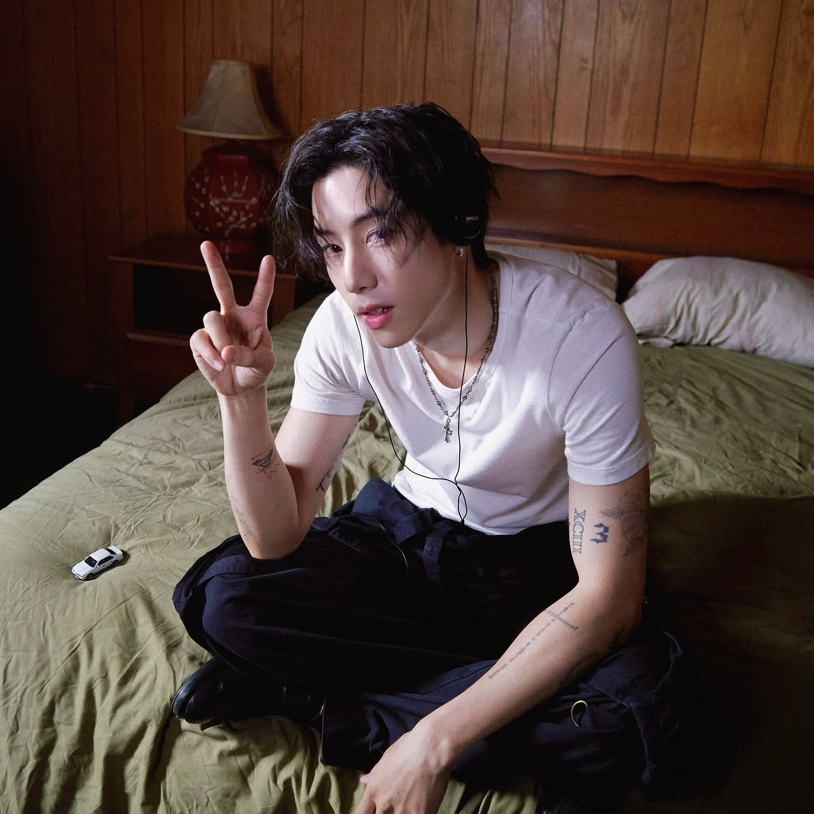 EverydaynewsTH's tweet photo. MARK TUAN กลับมาอีกครั้ง ส่งซิงเกิลใหม่ "Alone" ผลงานแรกของปี 2026 ซึ่งถือเป็นจุดเริ่มต้นของบทใหม่ในเส้นทางการเป็นศิลปินของเขา
หลังจากปล่อย EP Silhouette ที่เผยให้เห็นตัวตนของ Mark ในมุมที่จริงใจและไม่ผ่านการปรุงแต่ง ซิงเกิล "Alone" ก็พาผู้ฟังดำดิ่งสู่ความรู้สึกที่ลึกซึ้งกว่าเดิม โดยถ่ายทอดอารมณ์ที่เกิดขึ้นในช่วงเวลาที่ทุกอย่างเงียบลง ไม่ว่าจะเป็นความคิดมาก ความโดดเดี่ยว ความกระสับกระส่าย หรือความรู้สึกที่แปรเปลี่ยนไปมาเมื่ออยู่กับตัวเอง

ALONE BY MARK TUAN
#MarkTuan #ALONE
#ALONE_OUTNOW