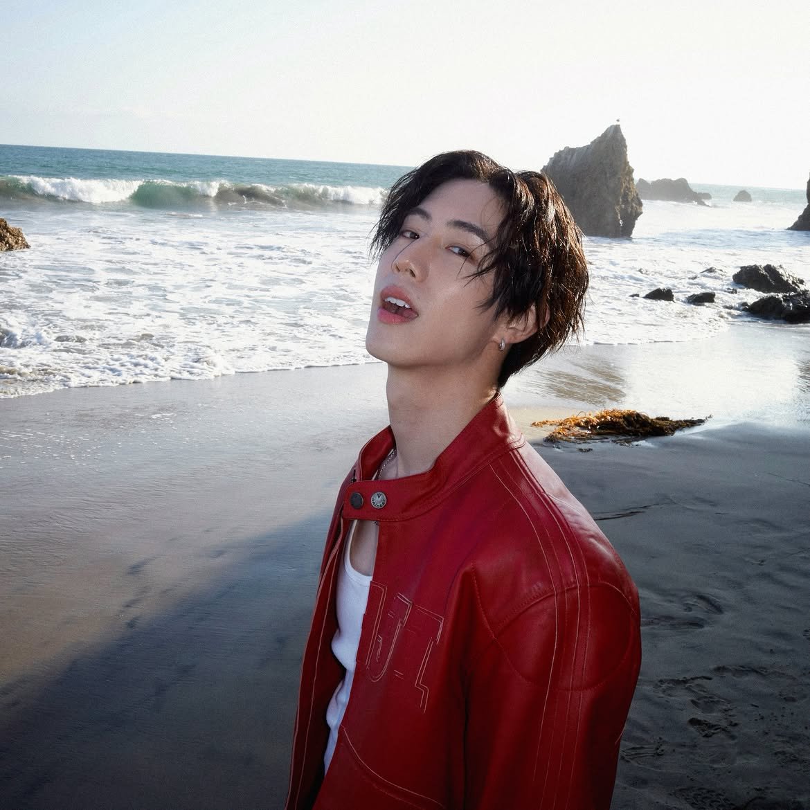 EverydaynewsTH's tweet photo. MARK TUAN กลับมาอีกครั้ง ส่งซิงเกิลใหม่ "Alone" ผลงานแรกของปี 2026 ซึ่งถือเป็นจุดเริ่มต้นของบทใหม่ในเส้นทางการเป็นศิลปินของเขา
หลังจากปล่อย EP Silhouette ที่เผยให้เห็นตัวตนของ Mark ในมุมที่จริงใจและไม่ผ่านการปรุงแต่ง ซิงเกิล "Alone" ก็พาผู้ฟังดำดิ่งสู่ความรู้สึกที่ลึกซึ้งกว่าเดิม โดยถ่ายทอดอารมณ์ที่เกิดขึ้นในช่วงเวลาที่ทุกอย่างเงียบลง ไม่ว่าจะเป็นความคิดมาก ความโดดเดี่ยว ความกระสับกระส่าย หรือความรู้สึกที่แปรเปลี่ยนไปมาเมื่ออยู่กับตัวเอง

ALONE BY MARK TUAN
#MarkTuan #ALONE
#ALONE_OUTNOW