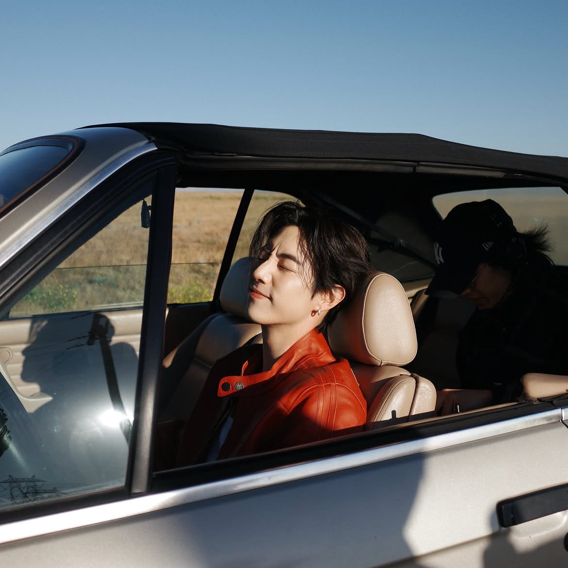 EverydaynewsTH's tweet photo. MARK TUAN กลับมาอีกครั้ง ส่งซิงเกิลใหม่ "Alone" ผลงานแรกของปี 2026 ซึ่งถือเป็นจุดเริ่มต้นของบทใหม่ในเส้นทางการเป็นศิลปินของเขา
หลังจากปล่อย EP Silhouette ที่เผยให้เห็นตัวตนของ Mark ในมุมที่จริงใจและไม่ผ่านการปรุงแต่ง ซิงเกิล "Alone" ก็พาผู้ฟังดำดิ่งสู่ความรู้สึกที่ลึกซึ้งกว่าเดิม โดยถ่ายทอดอารมณ์ที่เกิดขึ้นในช่วงเวลาที่ทุกอย่างเงียบลง ไม่ว่าจะเป็นความคิดมาก ความโดดเดี่ยว ความกระสับกระส่าย หรือความรู้สึกที่แปรเปลี่ยนไปมาเมื่ออยู่กับตัวเอง

ALONE BY MARK TUAN
#MarkTuan #ALONE
#ALONE_OUTNOW