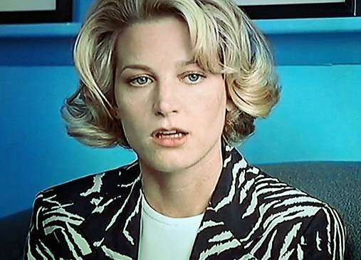 CineStranger's tweet photo. BRIDGET FONDA 
plus de photos sur
https://t.co/XSGuCHo3Fd ​Bridget Jane Fonda est née le 27 janvier 1964 à Los Angeles, en Californie, au sein de la  dynastie Fonda car elle est la fille de l'acteur Peter Fonda et de Susan Brewer. Son grand-père est le légendaire acteur Henry Fonda et sa tante est l'emblématique Jane Fonda.
C'est ainsi que  Bridget s'est naturellement orientée vers les arts du spectacle. Elle a fréquenté le Lee Strasberg Theatre Institute et a obtenu son diplôme de la Tisch School of the Arts de l'Université de New York en 1986.
Bridget Fonda a fait ses débuts avec son père  et avec le copain de celui-ci qui était DENNIS HOPPER et ce sera EASY RIDER. Elle tournera alors avec ce célèbres réalisateurs tels Altman au cinéma en 1987 avec un petit rôle dans le film acclamé par la critique « Aria ».
C'est sa performance dans le film « Scandal » de 1989 qui lui a valu une reconnaissance  de ses pairs et du public. Et dans la comédie dramatique « Shag », qui a révélé son talent et son potentiel d'actrice principale. Coppola fera appel à elle dans  LE PARRAIN 3 et elle alternera drames, comédies ( SINGLES ),  THRILLER( .J F PARTAGERAIT APPARTEMENT) , film d'action NOM DE CODE NINA.), où elle incarnait une femme assassine, .
Bridget tournera tout au long des années 1990 et au début des années 2000. Elle a joué dans des genres variés, de la comédie romantique .MILLARDAIRE MALGRE LUI  (1994) avec Nicolas Cage au thriller policier « Jackie Brown » (1997) réalisé par Quentin Tarantino. Ou rôle dramatique dans  UN PLAN SIMPLE.
Il y aura.LITTLE BUDDHA sous la direction du grand BERNARDO BERTOLUCCI.
En 2003, Bridget Fonda a épousé le compositeur Danny Elfman, connu pour son travail avec le réalisateur Tim Burton et ses contributions à des musiques de films. Le couple a un fils, Oliver, né en 2005. Puis elle a stoppée son métier pour se consacrer à sa famille.
 
DENNIS HOPPER...EASY RIDER...1969
JAMES BURROWS...PARTERNS...1982
ROBERT ALTMAN...ARIA...1987
RENE LALOUX...GANDAHAR...1987
RICHARD MARTINI...BOUSCULE PAS L'AMOUR...YOU CAN'T HURRY LOVE...1988
ZELDA BARRON...SHAG...1988
MICHAEL CATON JONES...SCANDAL...1989
DAVID HARE...STRAPLESS...1989
ROGER CORMAN...LA RESURRECTION DE FRANKENSTEIN...1990
FRANCIS FORD COPPOLA...LE PARRAIN 3...THE GOODFATHER PART 3...1990
HIROAKI YOSHIDA...LABYRINTHE INFERNAL...1991
GARY WINICK...CHOC EN RETOUR...OUT OF THE RAIN...1991
ZTE DE JONG...DROP DEAD FRED...1991
MICHAEL CATON JONES...DOC HOLLYWOOD...1991
LEE DRYSDALE...LEATHER JACKETS...1991
BARBET SCHROEDER...J F PARTAGERAIT APPARTEMENT...1992
CAMERON CROWE...SINGLES...1992
SAM RAIMI...L'ARMEE DES TENEBRES EVIL DEAD 3...1992
MICHAEL STENBERG...UNE PAUSE QUATRE SOUPIRS...BODIES REST AND MOTION...1993
JOHN BADHAM...NOM DE CODE NINA...POINT OF NO RETURN...1993
BERNARDO BERTOLUCCI...LITTLE BUDDHA...1993
ANDREW BERGMAN...MILLARDAIRE MALGRE LUI...IT COULD HAPPEN TO YOU...1994
ALAN PARKER...AUX BONS SOINS DU DR KELLOGG...THE ROAD TO WELVILLE...1994
FEEPA MEHTA...CAMILLA...1994
CLARE PEPLOE...MISS SHUMWAY JETTE UN SORT...ROUGH MAGIC...1995
SIMON WELLS...BALTO CHIEN LOUP HEROS DES NEIGES...BALTO...1995
HAROLD BECKER...CITY HALL...1996
ALLISON ANDERS...GRACE OF MY HEART...1996
PAUL SCHRADER...TOUCH...1997
NOAH BAIMBACH...MR JEALOUSY...1997
QUENTIN TARENTINO...JACKIE BROWN...1997
PAUL MARCUS...POINT DE RUPTURE...BREAK UP...1998
DAVID WINKLER...TOAD TO GRACELAND...1998
SAM RAIMI...UN PLAN SIMPLE...A SIMPLE PLAN...1998
SYEVE MINER...LAKE PLACID...1999
DXIGJT YOAKAM...DOUTH OF HEAVEN WEST OF HELL...2000
NICK CASTLE...C'EST BEAU LA VIE...DELIVERING MILO...2001
HENRY DELICK...MONKEYBONE...2001
CHRIS NAHON...LE BAISER MORTEL DU DRAGON...KISS OF THE DRAGON...2001
GEORGE ZALOOM...ARTIFICES ET SPAGHETTI...THE WHOLE SHEBANG...2001

GEORGE ZALOOM...ARTIFICES ET SPAGHETTI...THE WHOLE SHEBANG...2001