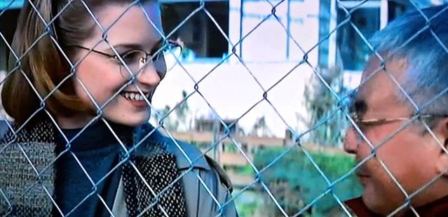 CineStranger's tweet photo. BRIDGET FONDA 
plus de photos sur
https://t.co/XSGuCHo3Fd ​Bridget Jane Fonda est née le 27 janvier 1964 à Los Angeles, en Californie, au sein de la  dynastie Fonda car elle est la fille de l'acteur Peter Fonda et de Susan Brewer. Son grand-père est le légendaire acteur Henry Fonda et sa tante est l'emblématique Jane Fonda.
C'est ainsi que  Bridget s'est naturellement orientée vers les arts du spectacle. Elle a fréquenté le Lee Strasberg Theatre Institute et a obtenu son diplôme de la Tisch School of the Arts de l'Université de New York en 1986.
Bridget Fonda a fait ses débuts avec son père  et avec le copain de celui-ci qui était DENNIS HOPPER et ce sera EASY RIDER. Elle tournera alors avec ce célèbres réalisateurs tels Altman au cinéma en 1987 avec un petit rôle dans le film acclamé par la critique « Aria ».
C'est sa performance dans le film « Scandal » de 1989 qui lui a valu une reconnaissance  de ses pairs et du public. Et dans la comédie dramatique « Shag », qui a révélé son talent et son potentiel d'actrice principale. Coppola fera appel à elle dans  LE PARRAIN 3 et elle alternera drames, comédies ( SINGLES ),  THRILLER( .J F PARTAGERAIT APPARTEMENT) , film d'action NOM DE CODE NINA.), où elle incarnait une femme assassine, .
Bridget tournera tout au long des années 1990 et au début des années 2000. Elle a joué dans des genres variés, de la comédie romantique .MILLARDAIRE MALGRE LUI  (1994) avec Nicolas Cage au thriller policier « Jackie Brown » (1997) réalisé par Quentin Tarantino. Ou rôle dramatique dans  UN PLAN SIMPLE.
Il y aura.LITTLE BUDDHA sous la direction du grand BERNARDO BERTOLUCCI.
En 2003, Bridget Fonda a épousé le compositeur Danny Elfman, connu pour son travail avec le réalisateur Tim Burton et ses contributions à des musiques de films. Le couple a un fils, Oliver, né en 2005. Puis elle a stoppée son métier pour se consacrer à sa famille.
 
DENNIS HOPPER...EASY RIDER...1969
JAMES BURROWS...PARTERNS...1982
ROBERT ALTMAN...ARIA...1987
RENE LALOUX...GANDAHAR...1987
RICHARD MARTINI...BOUSCULE PAS L'AMOUR...YOU CAN'T HURRY LOVE...1988
ZELDA BARRON...SHAG...1988
MICHAEL CATON JONES...SCANDAL...1989
DAVID HARE...STRAPLESS...1989
ROGER CORMAN...LA RESURRECTION DE FRANKENSTEIN...1990
FRANCIS FORD COPPOLA...LE PARRAIN 3...THE GOODFATHER PART 3...1990
HIROAKI YOSHIDA...LABYRINTHE INFERNAL...1991
GARY WINICK...CHOC EN RETOUR...OUT OF THE RAIN...1991
ZTE DE JONG...DROP DEAD FRED...1991
MICHAEL CATON JONES...DOC HOLLYWOOD...1991
LEE DRYSDALE...LEATHER JACKETS...1991
BARBET SCHROEDER...J F PARTAGERAIT APPARTEMENT...1992
CAMERON CROWE...SINGLES...1992
SAM RAIMI...L'ARMEE DES TENEBRES EVIL DEAD 3...1992
MICHAEL STENBERG...UNE PAUSE QUATRE SOUPIRS...BODIES REST AND MOTION...1993
JOHN BADHAM...NOM DE CODE NINA...POINT OF NO RETURN...1993
BERNARDO BERTOLUCCI...LITTLE BUDDHA...1993
ANDREW BERGMAN...MILLARDAIRE MALGRE LUI...IT COULD HAPPEN TO YOU...1994
ALAN PARKER...AUX BONS SOINS DU DR KELLOGG...THE ROAD TO WELVILLE...1994
FEEPA MEHTA...CAMILLA...1994
CLARE PEPLOE...MISS SHUMWAY JETTE UN SORT...ROUGH MAGIC...1995
SIMON WELLS...BALTO CHIEN LOUP HEROS DES NEIGES...BALTO...1995
HAROLD BECKER...CITY HALL...1996
ALLISON ANDERS...GRACE OF MY HEART...1996
PAUL SCHRADER...TOUCH...1997
NOAH BAIMBACH...MR JEALOUSY...1997
QUENTIN TARENTINO...JACKIE BROWN...1997
PAUL MARCUS...POINT DE RUPTURE...BREAK UP...1998
DAVID WINKLER...TOAD TO GRACELAND...1998
SAM RAIMI...UN PLAN SIMPLE...A SIMPLE PLAN...1998
SYEVE MINER...LAKE PLACID...1999
DXIGJT YOAKAM...DOUTH OF HEAVEN WEST OF HELL...2000
NICK CASTLE...C'EST BEAU LA VIE...DELIVERING MILO...2001
HENRY DELICK...MONKEYBONE...2001
CHRIS NAHON...LE BAISER MORTEL DU DRAGON...KISS OF THE DRAGON...2001
GEORGE ZALOOM...ARTIFICES ET SPAGHETTI...THE WHOLE SHEBANG...2001

GEORGE ZALOOM...ARTIFICES ET SPAGHETTI...THE WHOLE SHEBANG...2001
