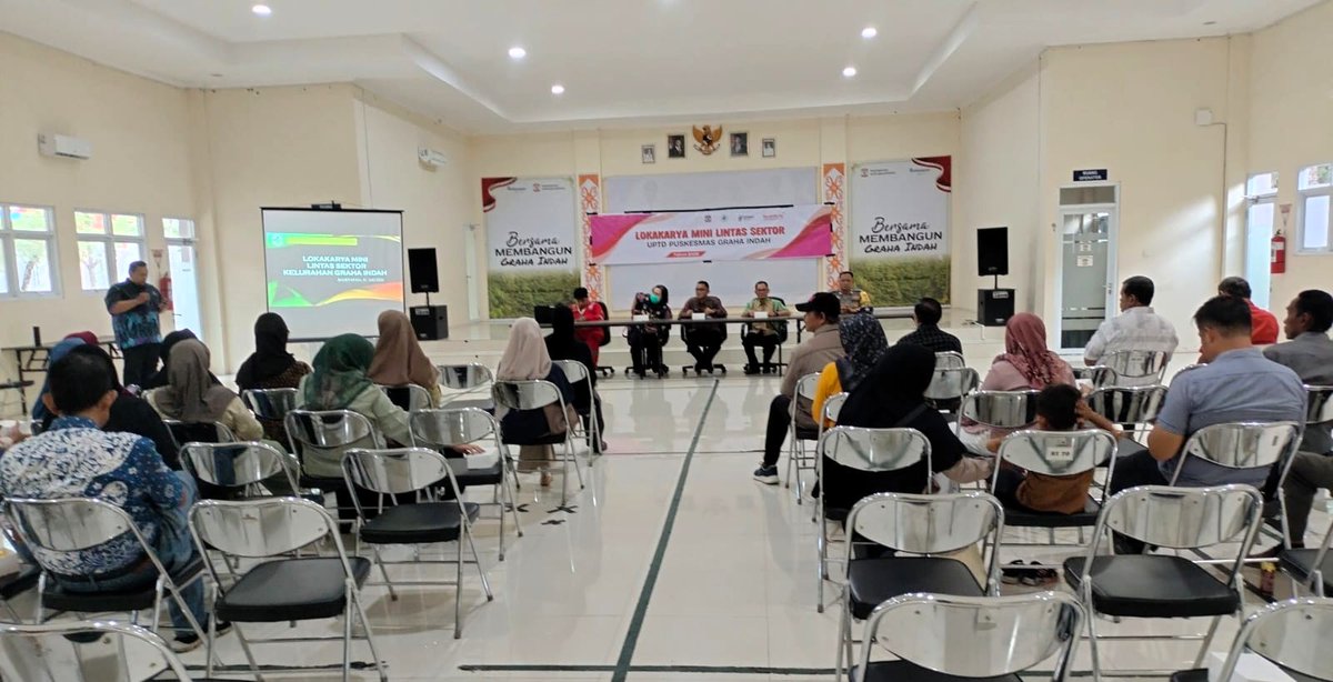 Humas439's tweet photo. 🤝 Bersama Jaga Generasi Muda!

Bhabinkamtibmas Kelurahan Graha Indah menghadiri Pertemuan Lintas Sektoral bersama Puskesmas dan pemerintah setempat untuk membahas pencegahan penyakit menular serta perlindungan generasi muda dari perilaku berisiko.

#PolriPresisi https://t.co/iQXk0g1IMd