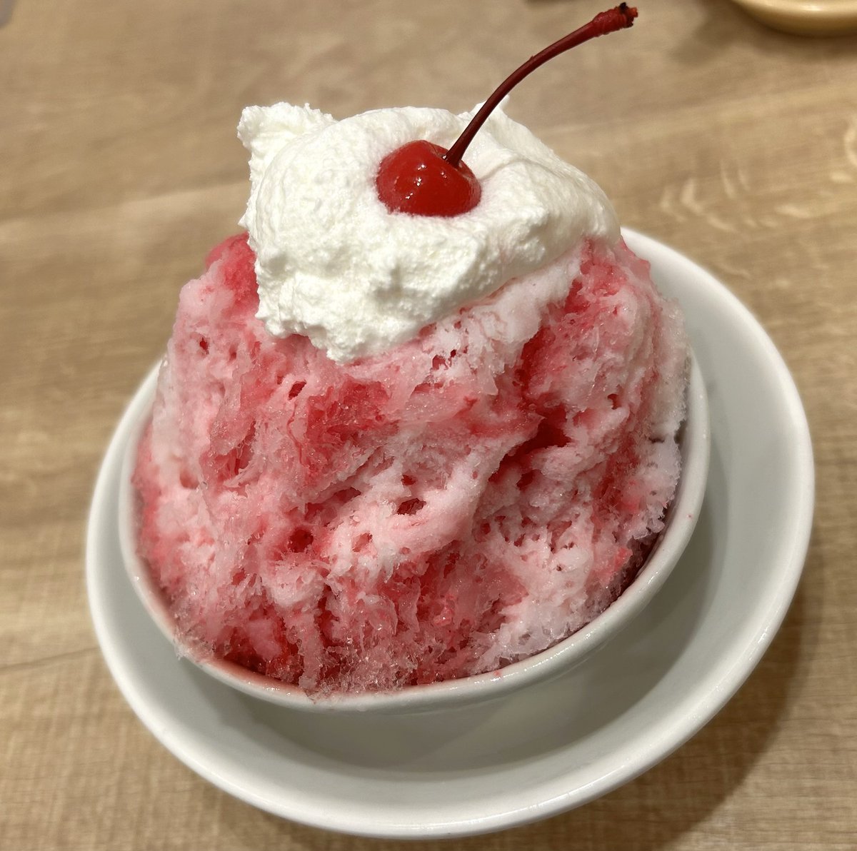 Prawn_hRn's tweet photo. ガストのかき氷、しなやかな氷で口当たりよく美味しかった。マスカルポーネクリームとサクランボは見栄え要因ですが、可愛いのでありがとうの気持ち。オマケのパチパチキャンディトッピング2体から反逆された思い出付き。 https://t.co/jN6lAcDaWO
