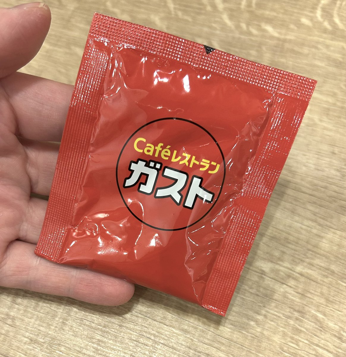 Prawn_hRn's tweet photo. ガストのかき氷、しなやかな氷で口当たりよく美味しかった。マスカルポーネクリームとサクランボは見栄え要因ですが、可愛いのでありがとうの気持ち。オマケのパチパチキャンディトッピング2体から反逆された思い出付き。 https://t.co/jN6lAcDaWO