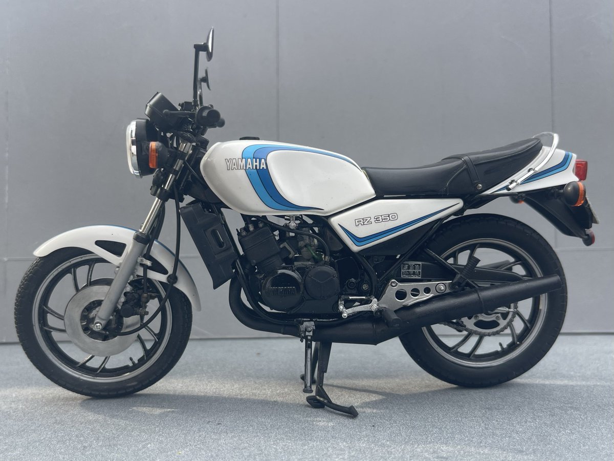 wasaburoo's tweet photo. ハセガワ　ヤマハRZ350

知ってる人には当たり前だけど
自然光で撮るとやっぱ良いです

いろいろ細かいパーツを自作して追加してますが特に大変だったのは
ブレーキローターでした。

薄いアルミ板をカット&amp;整形にとても苦労しました。

誰かやってみたことがある人、もしいたら教えてください。 https://t.co/VNJAeueLiF