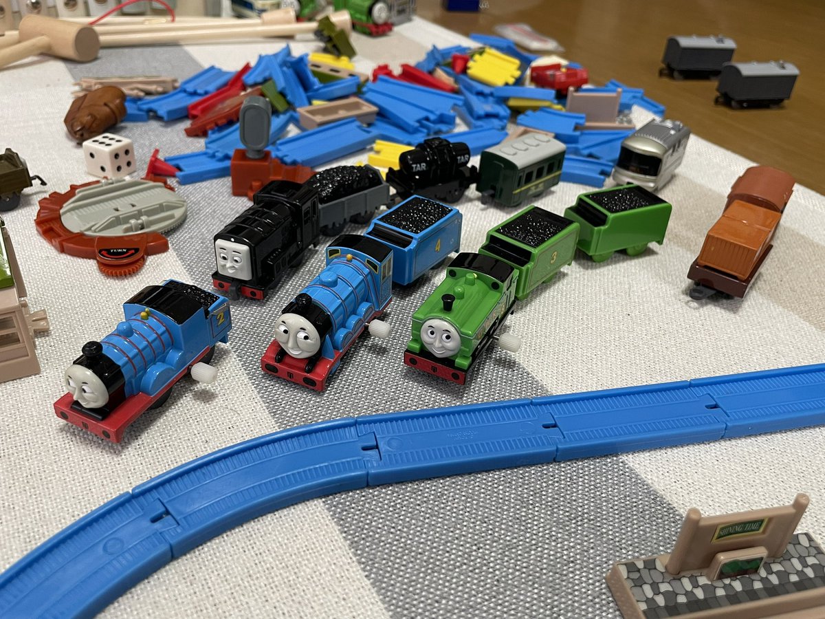 daiju42's tweet photo. 孫が遊びに来る時は
お家作りから始まります
懐かしいオモチャ出して見た
機関車トーマスのミニプラレール？だったかな？
ガチャガチャでかなり使いました💸💸💸(笑)
20年くらい経つけどまだ動いた
お孫ちゃん女の子だけど遊んでくれるかなw
楽しみ楽しみ😊
#孫
#孫と遊ぶ
#おもちゃ
#機関車トーマス https://t.co/UjGHER9HF2