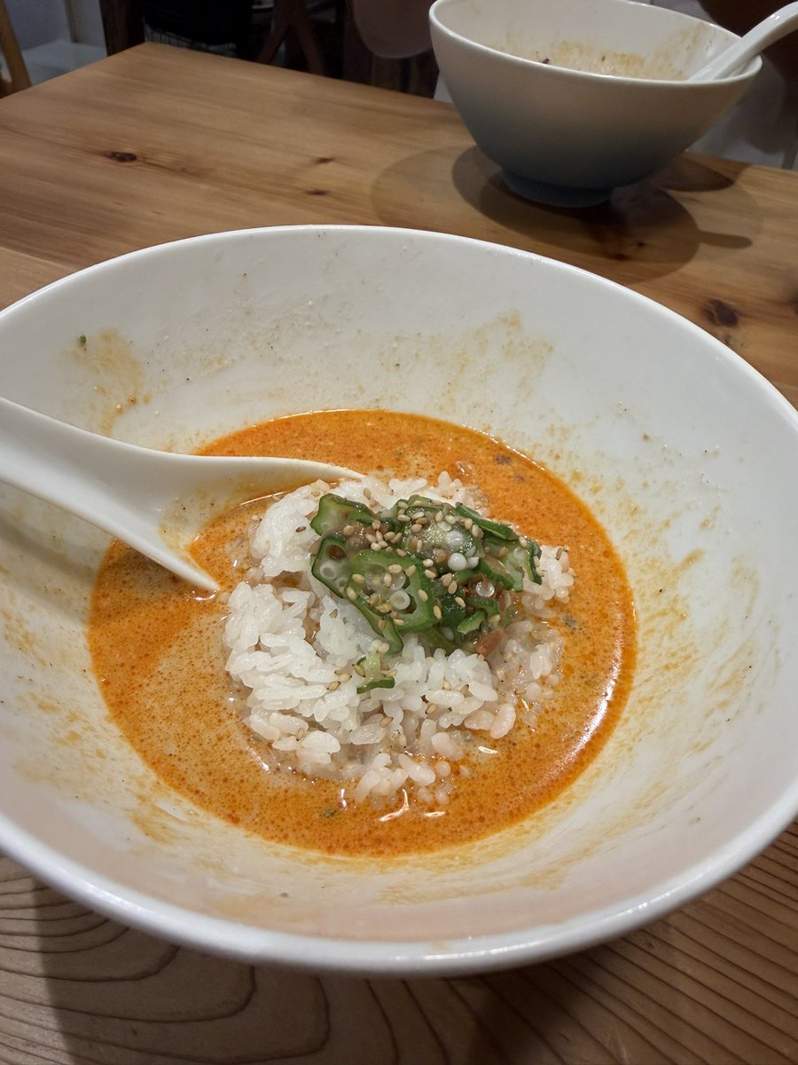 fhinra's tweet photo. #ramenaddict

らぁ麺やふぢとらさんへ
数量限定
[冷やし担々麺]
本日の〆ご飯
[おくら梅〆ご飯]

美味しすぎてびびらされてから中1日
もう一丁っと京都太秦へ🚗💨
今日は一昨日無かった〆ご飯も楽しみ😊

豆乳と辣油が絶妙にブレンドされた爽やかで
クリーミーなスープ。
器までキンキンに冷やし一口で暑さ吹っ飛ぶ
冷たく〆られたギュッと腰の効いたストレート麺
食べ進めるにナッツ・みんち肉・刻み玉ねぎ・
ドライトマトなど入り混ざり辛さがグラデーション
のように奥からやってくる　

一昨日同様
「いつ迄でも器の底から麺が出てきたらいいのに」
そんな気持ちにさせられながら
今日は楽しみの"おくら梅〆ご飯"
残った担々スープへドボン！
うっすらおくらの粘りとサッパリ梅の酸味
あ〜美味しかった😋

#京都ラーメン
#太秦ラーメン
#ramenhunt
#ふぢとら
@fujitoramen