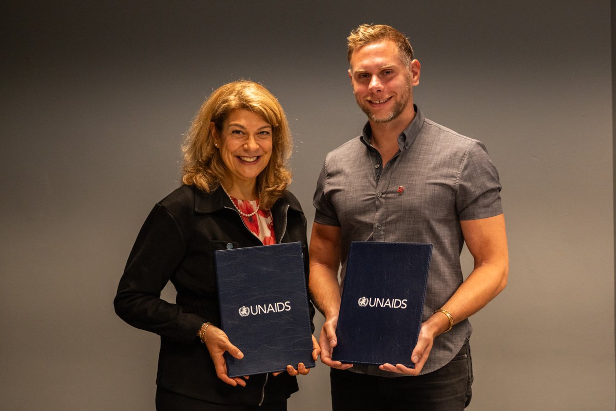 UNAIDS's tweet photo. 🤝 @UNAIDSBrasil and Grindr are joining forces to bring trusted HIV prevention closer to the people who need it most.
Together, they'll connect users to nearby HIV services, promote PrEP, PEP, testing and treatment, and help close the misinformation gap through digital innovation.

Read more: https://t.co/NCD3VRE3rS