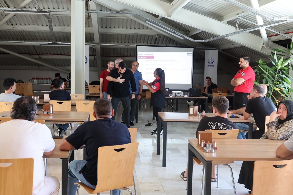 BagcilarBld's tweet photo. Bağcılar’da afet bilincini el birliğiyle büyütüyoruz.

Bağcılar Belediyesi olarak, ilçemizde faaliyet gösteren işletmelerimizle bir araya geliyor, "Afet Farkındalık ve İlk Yardım" eğitimlerimize aralıksız devam ediyoruz.

Amacımız; her sokağımızda, her işletmemizde doğru müdahale kültürünü yaygınlaştırmak.

Birlikte daha güvenli yarınlara…