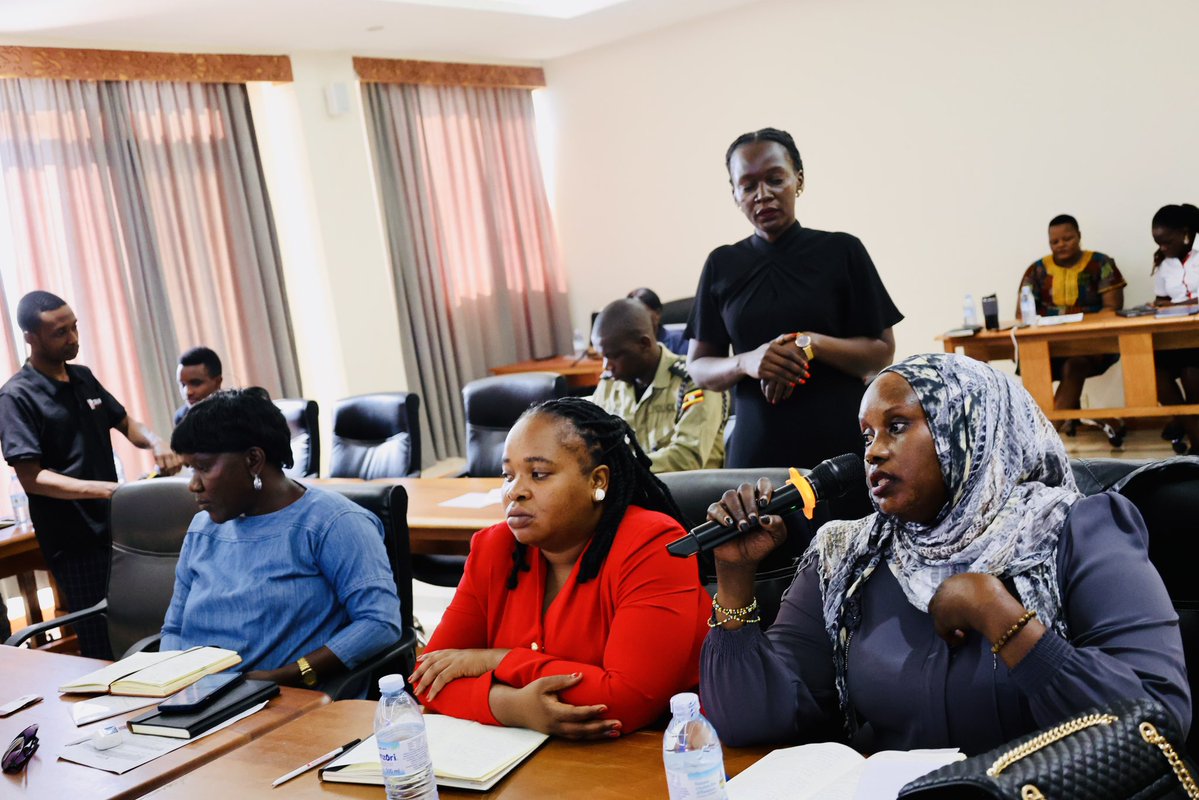 cehurduganda's tweet photo. ❝Justice professionals are not immune to the emotional impact of the work they do. Repeatedly interviewing victims and handling distressing cases can lead to secondary trauma, making it essential to seek peer support and openly discuss difficult experiences to safeguard your own mental wellbeing. 
We must also recognise mental health conditions such as substance use disorders, psychosis, conduct disorder, epilepsy, and intellectual disabilities. When someone presents with disorganised behaviour, incoherent speech, or difficulty communicating, we should not simply label them as 'mad.' Instead, we must recognise these as possible signs of a mental health condition and ensure they receive the assessment, care, and support they need.❞

𝘐𝘯𝘥𝘪𝘷𝘪𝘥𝘶𝘢𝘭𝘴 𝘸𝘪𝘵𝘩 𝘪𝘯𝘵𝘦𝘭𝘭𝘦𝘤𝘵𝘶𝘢𝘭 𝘥𝘪𝘴𝘢𝘣𝘪𝘭𝘪𝘵𝘪𝘦𝘴 𝘮𝘢𝘺 𝘴𝘵𝘳𝘶𝘨𝘨𝘭𝘦 𝘵𝘰 𝘶𝘯𝘥𝘦𝘳𝘴𝘵𝘢𝘯𝘥 𝘴𝘰𝘤𝘪𝘢𝘭 𝘳𝘶𝘭𝘦𝘴 𝘢𝘯𝘥 𝘤𝘰𝘯𝘴𝘦𝘲𝘶𝘦𝘯𝘤𝘦𝘴 𝘥𝘦𝘴𝘱𝘪𝘵𝘦 𝘩𝘢𝘷𝘪𝘯𝘨 𝘯𝘰𝘳𝘮𝘢𝘭 𝘪𝘯𝘴𝘵𝘪𝘯𝘤𝘵𝘴 𝘢𝘯𝘥 𝘥𝘦𝘴𝘪𝘳𝘦𝘴, 𝘚𝘰, 𝘵𝘩𝘦𝘳𝘦𝘧𝘰𝘳𝘦, 𝘢𝘭𝘭 𝘫𝘶𝘥𝘪𝘤𝘪𝘢𝘭 𝘰𝘧𝘧𝘪𝘤𝘦𝘳𝘴 𝘢𝘯𝘥 𝘩𝘦𝘢𝘭𝘵𝘩𝘤𝘢𝘳𝘦 𝘸𝘰𝘳𝘬𝘦𝘳𝘴 𝘸𝘩𝘰 𝘸𝘰𝘳𝘬 𝘪𝘯 𝘵𝘩𝘦 𝘫𝘶𝘴𝘵𝘪𝘤𝘦 𝘴𝘦𝘤𝘵𝘰𝘳 𝘴𝘩𝘰𝘶𝘭𝘥 𝘣𝘦 𝘢𝘸𝘢𝘳𝘦 𝘰𝘧 𝘵𝘩𝘦 𝘪𝘯𝘵𝘦𝘳𝘧𝘢𝘤𝘦 𝘣𝘦𝘵𝘸𝘦𝘦𝘯 𝘮𝘦𝘯𝘵𝘢𝘭 𝘩𝘦𝘢𝘭𝘵𝘩 𝘤𝘩𝘢𝘭𝘭𝘦𝘯𝘨𝘦𝘴 𝘢𝘯𝘥 𝘢𝘥𝘮𝘪𝘯𝘪𝘴𝘵𝘳𝘢𝘵𝘪𝘰𝘯 𝘰𝘧 𝘫𝘶𝘴𝘵𝘪𝘤𝘦.

~ Dr. Muron Julius, Medical Doctor & Senior Psychiatrist facilitating a session on Mental health within the justice system, he emphasized that justice sector actors play a critical role in identifying mental health conditions  and should ensure that affected individuals receive appropriate assessment and care.

#CEHURDJudicialColloquium
