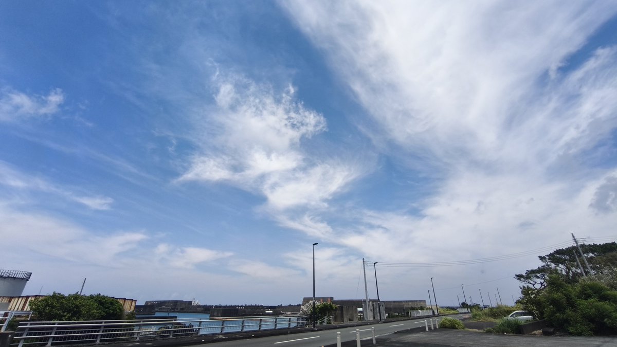 kaminato_'s tweet photo. またまた地元の沖山くんヒラスズキ81cm5.76kgをGet's🎣
今回は前回より1cm小さいけど300g超重い良型のヒラスズキ
足元で飛び出てきた模様で、ヒットルアーはミノーのグリーン系
ヒラスズキに目覚めた沖山くんの今後に期待大👍
＃八丈島　＃八丈の激レア魚 https://t.co/kbvwU24dy6