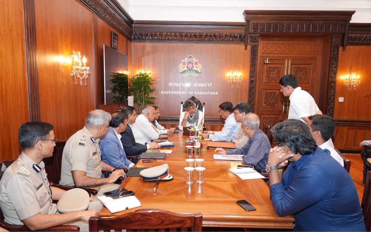 CMofKarnataka's tweet photo. ಕಾವೇರಿ ನೀರು ನಿರ್ವಹಣಾ ಪ್ರಾಧಿಕಾರದ (CWMA) ಆದೇಶದ ಹಿನ್ನೆಲೆಯಲ್ಲಿ, ಕರ್ನಾಟಕದ ಕಾವೇರಿ ನೀರಿನ ಪರಿಸ್ಥಿತಿಯ ಕುರಿತು ಸನ್ಮಾನ್ಯ ಮುಖ್ಯಮಂತ್ರಿಗಳಾದ ಶ್ರೀ ಡಿ. ಕೆ. ಶಿವಕುಮಾರ್ ಅವರ ಅಧ್ಯಕ್ಷತೆಯಲ್ಲಿ ಉನ್ನತ ಮಟ್ಟದ ಪರಿಶೀಲನಾ ಸಭೆ ನಡೆಯಿತು.

ಸಭೆಯಲ್ಲಿ ಮಾನ್ಯ ಉಪಮುಖ್ಯಮಂತ್ರಿಗಳಾದ ಡಾ. ಜಿ. ಪರಮೇಶ್ವರ, ನೀರಾವರಿ ಸಚಿವರಾದ ಶ್ರೀ ರಾಮಲಿಂಗಾರೆಡ್ಡಿ, ಮುಖ್ಯ ಕಾರ್ಯದರ್ಶಿ ಡಾ. ಶಾಲಿನಿ ರಜನೀಶ್ ಸೇರಿದಂತೆ ಹಿರಿಯ ಅಧಿಕಾರಿಗಳು ಉಪಸ್ಥಿತರಿದ್ದು, ಪ್ರಸ್ತುತ ಪರಿಸ್ಥಿತಿಯನ್ನು ಪರಾಮರ್ಶಿಸಿ ಮುಂದಿನ ಕ್ರಮಗಳ ಕುರಿತು ಚರ್ಚಿಸಿದರು.

Hon'ble Chief Minister Shri @DKShivakumar chaired a high-level meeting to review the Cauvery water situation in Karnataka in the backdrop of the Cauvery Water Management Authority (CWMA) order.

The meeting was attended by Deputy Chief Minister Dr. G. Parameshwara, Water Resources Minister Shri Ramalinga Reddy, Chief Secretary Dr. Shalini Rajneesh, DGP & IGP Dr. M.A. Saleem, and senior officials from the administration and police to assess the prevailing situation and discuss the way forward.