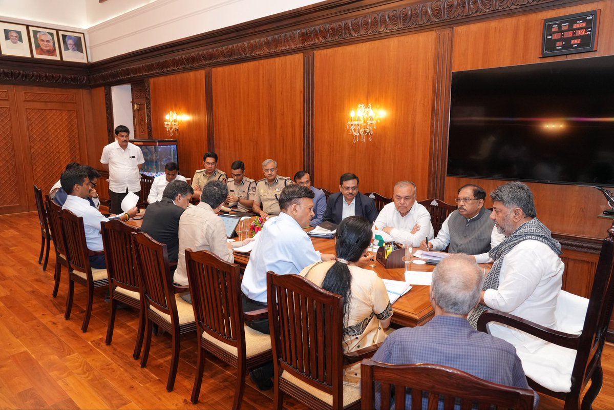 CMofKarnataka's tweet photo. ಕಾವೇರಿ ನೀರು ನಿರ್ವಹಣಾ ಪ್ರಾಧಿಕಾರದ (CWMA) ಆದೇಶದ ಹಿನ್ನೆಲೆಯಲ್ಲಿ, ಕರ್ನಾಟಕದ ಕಾವೇರಿ ನೀರಿನ ಪರಿಸ್ಥಿತಿಯ ಕುರಿತು ಸನ್ಮಾನ್ಯ ಮುಖ್ಯಮಂತ್ರಿಗಳಾದ ಶ್ರೀ ಡಿ. ಕೆ. ಶಿವಕುಮಾರ್ ಅವರ ಅಧ್ಯಕ್ಷತೆಯಲ್ಲಿ ಉನ್ನತ ಮಟ್ಟದ ಪರಿಶೀಲನಾ ಸಭೆ ನಡೆಯಿತು.

ಸಭೆಯಲ್ಲಿ ಮಾನ್ಯ ಉಪಮುಖ್ಯಮಂತ್ರಿಗಳಾದ ಡಾ. ಜಿ. ಪರಮೇಶ್ವರ, ನೀರಾವರಿ ಸಚಿವರಾದ ಶ್ರೀ ರಾಮಲಿಂಗಾರೆಡ್ಡಿ, ಮುಖ್ಯ ಕಾರ್ಯದರ್ಶಿ ಡಾ. ಶಾಲಿನಿ ರಜನೀಶ್ ಸೇರಿದಂತೆ ಹಿರಿಯ ಅಧಿಕಾರಿಗಳು ಉಪಸ್ಥಿತರಿದ್ದು, ಪ್ರಸ್ತುತ ಪರಿಸ್ಥಿತಿಯನ್ನು ಪರಾಮರ್ಶಿಸಿ ಮುಂದಿನ ಕ್ರಮಗಳ ಕುರಿತು ಚರ್ಚಿಸಿದರು.

Hon'ble Chief Minister Shri @DKShivakumar chaired a high-level meeting to review the Cauvery water situation in Karnataka in the backdrop of the Cauvery Water Management Authority (CWMA) order.

The meeting was attended by Deputy Chief Minister Dr. G. Parameshwara, Water Resources Minister Shri Ramalinga Reddy, Chief Secretary Dr. Shalini Rajneesh, DGP & IGP Dr. M.A. Saleem, and senior officials from the administration and police to assess the prevailing situation and discuss the way forward.