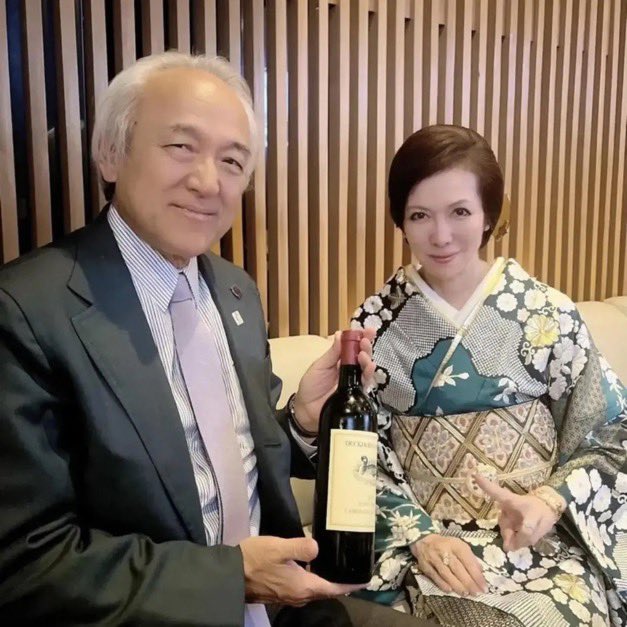 tourouken555's tweet photo. 蔵内勇夫氏（福岡県議会議長・全国都道府県議会議長会会長、自民党所属）は長年にわたり、県民・国民の税金を原資とする歳費や政務活動費、海外視察費などで恵まれた活動を続けてこられました。

調べるほど、福岡県議会の海外視察の費用規模や宿泊水準、随意契約のあり方、議長ポストをめぐる金銭授受疑惑など、政治・行政の無駄や不透明さが次々と指摘されています。

地元の筑後市議会からも全容解明を求める意見書が出るなど、県民の不信は広がっています。

こうした状況で「減税は不可能」と語るのは、事実と乖離しています。

無駄を徹底的に見直せば、財源は必ず生まれます。

県民の血税が適切に使われているかを、私たちはしっかり見届ける必要があります。