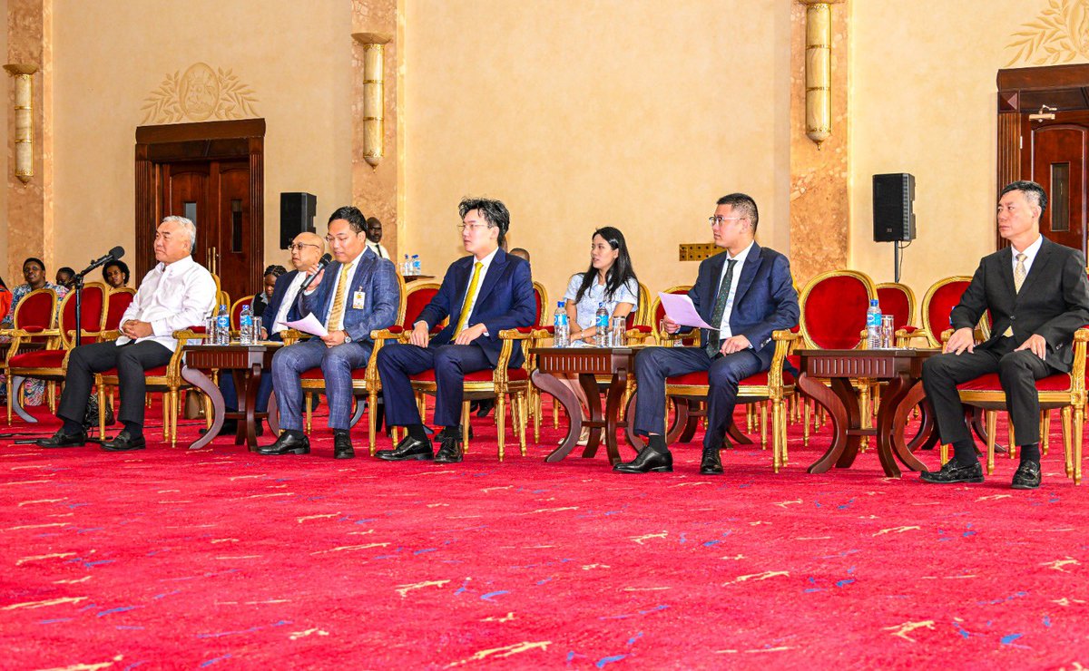 bwarumuri's tweet photo. Yesterday, Hon. Hajjat Aminah Mukalazi (@AminahMukalazi) joined a delegation from @MbalePark led by Group Chairman Mr. Paul Zhang in a meeting with H.E. @KagutaMuseveni. The President endorsed the expansion of the Sino Uganda-Mbale Industrial Park.
#LocalContentUg  @HilarysTake https://t.co/w877XNKV4F