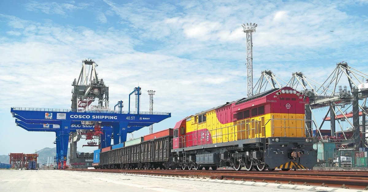 WorldCargoNews's tweet photo. π» @COSCOSHIPPING has introduced direct transfer between vessel and rail at its CSP #Xiamen Ocean Gate Terminal (#XOCT): https://t.co/epE1XjvZyN
#Ports #Intermodal #RailFreight #Logistics #SupplyChain #WorldCargoNews https://t.co/ZrQ8FvlmDC