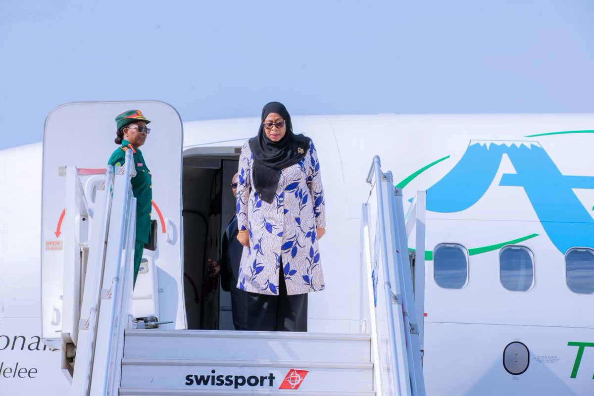 ikulumawasliano's tweet photo. Rais wa Jamhuri ya Muungano
wa Tanzania, Mhe. Dkt. Samia Suluhu Hassan akiagana na viongozi mbalimbali kwenye Uwanja wa Ndege wa Kimataifa wa Julius Nyerere (JNIA) Jijini Dar es Salaam kabla ya kuondoka nchini, kuelekea Luanda, Angola ambapo anatarajiwa kuwa mgeni rasmi katika hafla ya Uzinduzi wa Hospitali iliyopewa jina la Baba wa Taifa, Mwalimu Julius Kambarage Nyerere, tarehe 31 Julai,
2026.