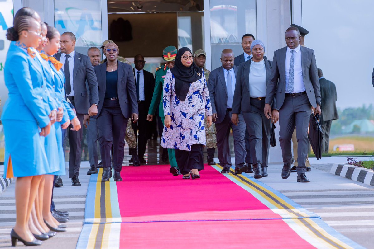 ikulumawasliano's tweet photo. Rais wa Jamhuri ya Muungano
wa Tanzania, Mhe. Dkt. Samia Suluhu Hassan akiagana na viongozi mbalimbali kwenye Uwanja wa Ndege wa Kimataifa wa Julius Nyerere (JNIA) Jijini Dar es Salaam kabla ya kuondoka nchini, kuelekea Luanda, Angola ambapo anatarajiwa kuwa mgeni rasmi katika hafla ya Uzinduzi wa Hospitali iliyopewa jina la Baba wa Taifa, Mwalimu Julius Kambarage Nyerere, tarehe 31 Julai,
2026.