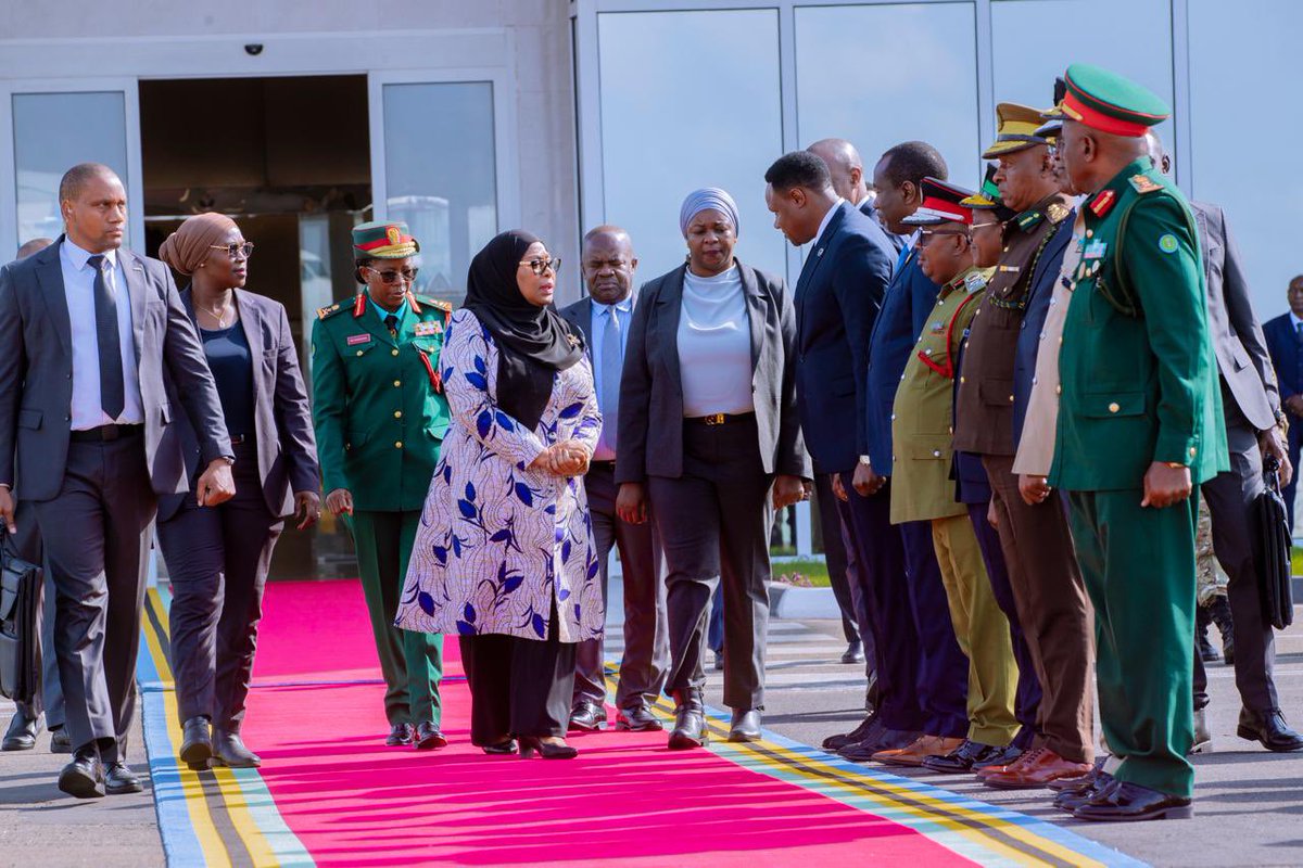 ikulumawasliano's tweet photo. Rais wa Jamhuri ya Muungano
wa Tanzania, Mhe. Dkt. Samia Suluhu Hassan akiagana na viongozi mbalimbali kwenye Uwanja wa Ndege wa Kimataifa wa Julius Nyerere (JNIA) Jijini Dar es Salaam kabla ya kuondoka nchini, kuelekea Luanda, Angola ambapo anatarajiwa kuwa mgeni rasmi katika hafla ya Uzinduzi wa Hospitali iliyopewa jina la Baba wa Taifa, Mwalimu Julius Kambarage Nyerere, tarehe 31 Julai,
2026.