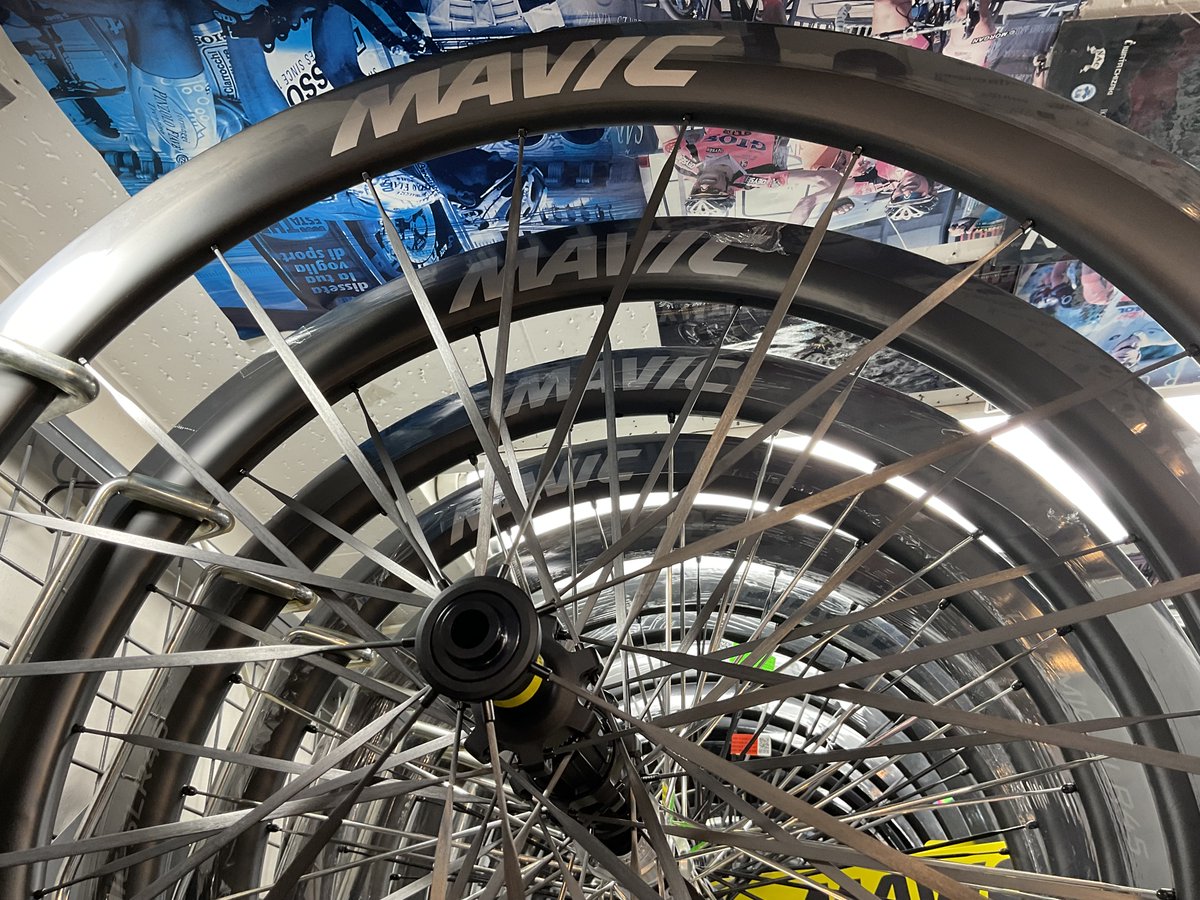 27_bianchi's tweet photo. MAVICのディスクホイール、カーボンスポークか。スポーク昔のリムのきしめんスポーク(死語？)だね(微笑)現役でSLS使ってるけど。リムでカーボンスポークはR-SYS、コスカボSLRとかあったな。こだわり無いがBORA  ONE含めカンパはカーボンスポークないよね。カーボンスポークは怖いが…  #ロードバイク https://t.co/3QFRjCqusR