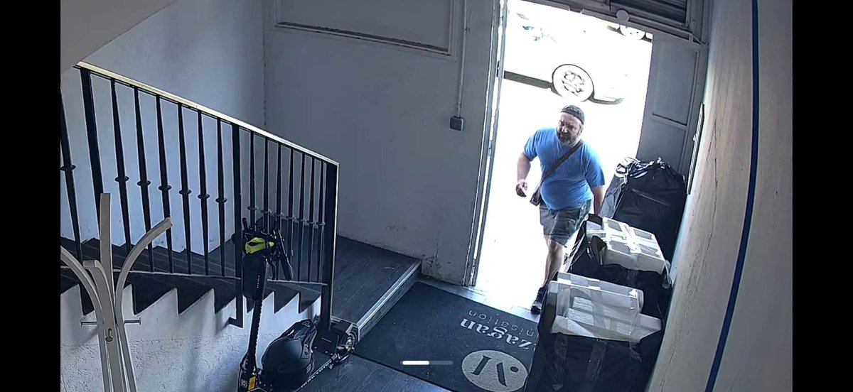 BRINDILLE851's tweet photo. ·Cagnes-sur-mer
Linda Sadou 
Recherche personne, Vol, trottinette Dutron mini spéciale Mardi 28 juillet 06700
Il y en a vraiment assez des vols...
Plaintes déposées 
Les faits :
 Mardi 28 juillet à 16 h 01
 Avenue Pierre et Marie Curie – Zone industrielle
 Saint-Laurent-du-Var
 Sur mon lieu de travail.
Ma trottinette a été volée par l'individu visible sur les photos.
Il s'est approché de mes collègues en demandant une cigarette. Il ne l'a même pas fumée. Il regardait autour de lui, surveillait les alentours... Puis il est entré, a saisi ma trottinette et est reparti avec comme si elle lui appartenait.
Je jette une bouteille à la mer, car cela m’a vraiment brisé le cœur en regardant les caméras de surveillance sur mon lieu de travail
Ma trottinette est une Dutron Mini Special, en excellent état. J'en prenais grand soin après chaque utilisation.
 Signe distinctif :
Le garde-boue arrière (côté gauche, de mémoire) est réparé avec deux petits colliers de serrage noirs (serflex), car une vis était tombée.
 Attention : si quelqu'un vous propose cette trottinette à la vente, sachez qu'elle est VOLÉE.
Une plainte a été déposée le jour même et la trottinette est assurée. Malgré cela, je garde l'espoir de la retrouver grâce à la solidarité des réseaux sociaux. On voit souvent des histoires qui se terminent bien… alors pourquoi pas la mienne ? Et peut-être qu'un jour, grâce à un simple partage, ce sera aussi celle de votre enfant, d'un ami, d'un collègue ou d'un membre de votre famille.
 Si vous l'avez aperçue, si vous avez la moindre information ou si vous voyez une annonce qui pourrait correspondre, contactez-moi en message privé. Même un petit détail peut être précieux.
 Merci infiniment à toutes les personnes qui prendront quelques secondes pour partager cette publication.
Je vous en serai très reconnaissante