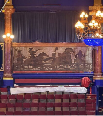 ParisHistorique's tweet photo. Edifié par Jacques Hittorff, inauguré en 1852 et inscrit au titre des MH en 1975, le Cirque d'hiver a entamé une longue campagne de restauration avec le soutien de la Drac Île-de-France, portant en particulier sur ses vastes fresques monumentales (110 rue Amelot). @Mairiedu11 https://t.co/BcW02UYjiG