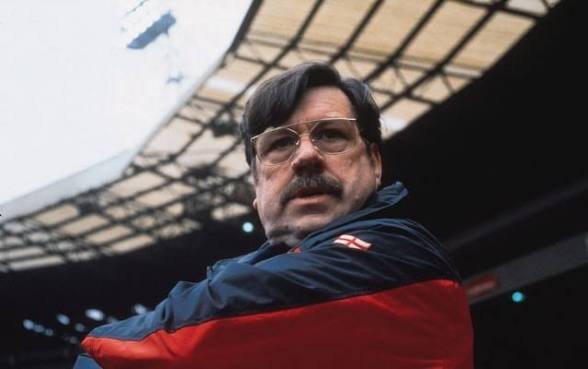 FPLShattered's tweet photo. 🚨 FPL Shattered Hot Take 🚨

The biggest mistake you can make before GW1...

...is trying not to make mistakes.

The managers who win mini-leagues don't avoid risk.

They take the right risks before everyone else.

Six weeks from now, nobody will remember your "safe" draft.
They'll remember the manager who backed the right differential.

👀 What's the boldest pick currently in your team?

#fpl #fplintelligence #shatteredmon