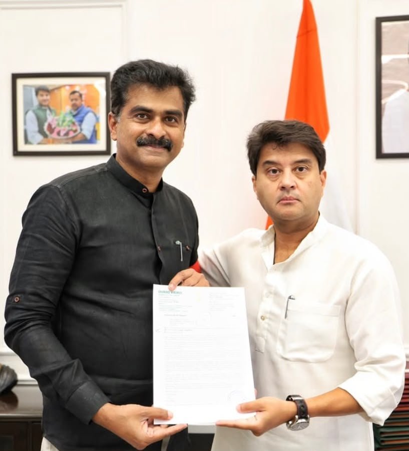 duraivaikooffl's tweet photo. இன்று (31.07.2026) மாண்புமிகு ஒன்றிய தகவல் தொடர்புத்துறை அமைச்சர் திரு. ஜோதிராதித்ய எம். சிந்தியா அவர்களை புதுடெல்லியில் உள்ள அவரது அலுவலகத்தில் சந்தித்து, திருச்சிராப்பள்ளி மாவட்டம், கீழப்பத்து பகுதியில் டிஜிட்டல் பாரத் நிதி (Digital Bharat Nidhi - DBN) திட்டத்தின் கீழ் புதிய 4G மொபைல் கோபுரம் அமைக்க கோரி விரிவான மனுவை வழங்கினேன்.

இக்கோரிக்கை தொடர்பாக, கடந்த 13.10.2025 அன்று நடைபெற்ற மாவட்ட வளர்ச்சி ஒருங்கிணைப்பு மற்றும் கண்காணிப்பு குழு (DISHA) கூட்டத்தில் கீழப்பத்து, பாலூர் அக்கிரஹாரம் மற்றும் சுற்றுவட்டார கிராமங்களில் நிலவி வரும் மொபைல் சேவை குறைபாடு குறித்து நான் எழுப்பியிருந்தேன். மேலும், 16.02.2026 அன்று இதுதொடர்பாக ஒன்றிய அரசுக்கு விரிவான கோரிக்கை மனுவையும் அனுப்பியிருந்தேன்.

அதன் தொடர்ச்சியாக, பி.எஸ்.என்.எல். (BSNL) திருச்சிராப்பள்ளி முதன்மை பொது மேலாளர் மேற்கொண்ட கள ஆய்வு மற்றும் தொழில்நுட்ப மதிப்பீட்டில், தற்போதுள்ள மொபைல் கோபுரத்திலிருந்து கிடைக்கும் 4G சேவை கீழப்பத்து மற்றும் பாலூர் அக்கிரஹாரம் பகுதிகளில் போதுமானதாக இல்லை என்பதும், புதிய 4G மொபைல் கோபுரம் அமைப்பது தொழில்நுட்ப ரீதியாக அவசியம் என்பதும் உறுதி செய்யப்பட்டுள்ளதாக அமைச்சரின் கவனத்திற்கு கொண்டு வந்தேன்.

மேலும், கீழப்பத்து, பாலூர் அக்கிரஹாரம், மேக்குடி, லட்சுமி நகர் மற்றும் பேரூர் உள்ளிட்ட பகுதிகளில் சுமார் 10,000 -க்கும் மேற்பட்ட மக்கள் வசித்து வருகின்றனர். இப்பகுதிகளில் எந்த தொலைத்தொடர்பு நிறுவனமும் போதுமான சேவையை வழங்காததால், கல்வி, அவசரத் தொடர்பு, அரசு சேவைகள் மற்றும் டிஜிட்டல் சேவைகளைப் பெறுவதில் பொதுமக்கள் கடுமையான சிரமங்களை எதிர்கொண்டு வருகின்றனர் என்பதை எடுத்துரைத்தேன்.

எனவே, பி.எஸ்.என்.எல். நிறுவனத்தின் பரிந்துரையை ஏற்று, டிஜிட்டல் பாரத் நிதி (DBN) திட்டத்தின் கீழ் கீழப்பத்தில் புதிய 4G மொபைல் கோபுரம் அமைக்க விரைவில் ஒப்புதல் வழங்கி, பணிகளை தொடங்க தேவையான நடவடிக்கைகளை மேற்கொள்ளுமாறு கேட்டுக்கொண்டேன்.

இக்கோரிக்கையை மாண்புமிகு அமைச்சர் அவர்கள் கவனத்துடன் கேட்டறிந்து, உரிய நடவடிக்கைகளை மேற்கொள்வதாக உறுதியளித்தார்.

அன்புடன்,
துரை வைகோ
நாடாளுமன்ற உறுப்பினர் (திருச்சி)
மறுமலர்ச்சி திமுக
31.07.2026
புதுடெல்லி

#DuraiViko #trichy #BSNL #cmvijay #Jyotiradityamscindia