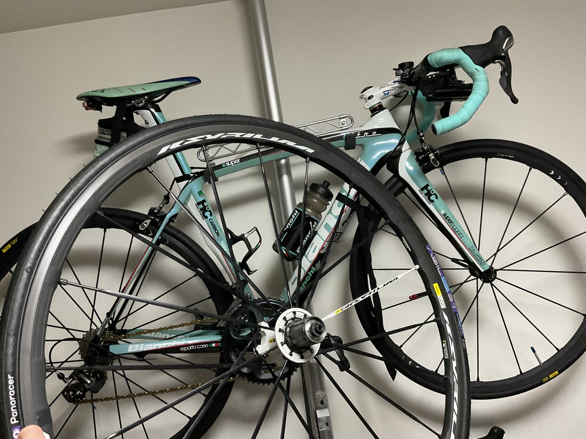 27_bianchi's tweet photo. MAVICのディスクホイール、カーボンスポークか。スポーク昔のリムのきしめんスポーク(死語？)だね(微笑)現役でSLS使ってるけど。リムでカーボンスポークはR-SYS、コスカボSLRとかあったな。こだわり無いがBORA  ONE含めカンパはカーボンスポークないよね。カーボンスポークは怖いが…  #ロードバイク https://t.co/3QFRjCqusR