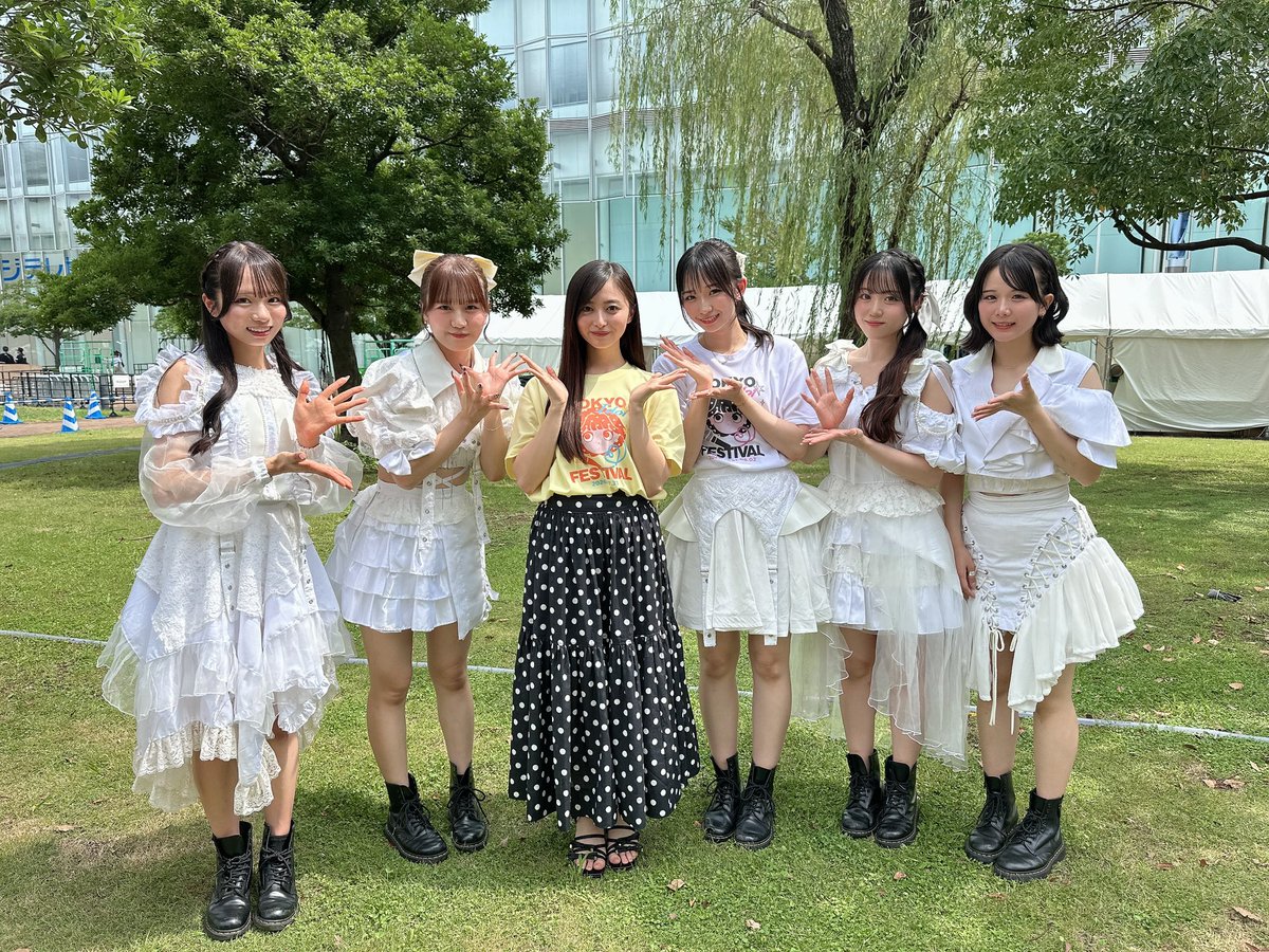 feelhugpro's tweet photo. #TIF2026 

TIFチェアマン 
井上和 さん(乃木坂46さん)と
お写真を撮って頂きました🏖☀️

明日もよろしくお願いします‼️
暑いので熱中症にはお気をつけください🙇🏻‍♀️

●8/01(土)
🌻10:00~10:45《🎪INFO CENTRE》
企画ステージ(あゆり・あやポン)
🎤12:30~12:50《🎪DOLL FACTORY》
🗣️14:00~16:00《特典会C-6》
🎤17:15~17:30《🎪浮島STAGE》
🌻18:55~19:30
IDOL SUMMER JAMBOREE ACOUSTIC 
きらら《🎪SMILE GARDEN》