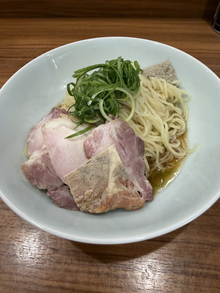 itaita555's tweet photo. 中華そば 西川さんでランチ🍜
瀬戸内いりこの冷やしそば、替え玉(冷やし)を注文！いりこの冷やしスープ香りよくてうまうま、フルサイズの替え玉も冷たいせいかするする食べられました😊️
お腹いっぱいとても美味しく頂きました https://t.co/6p3jOV0ZDc