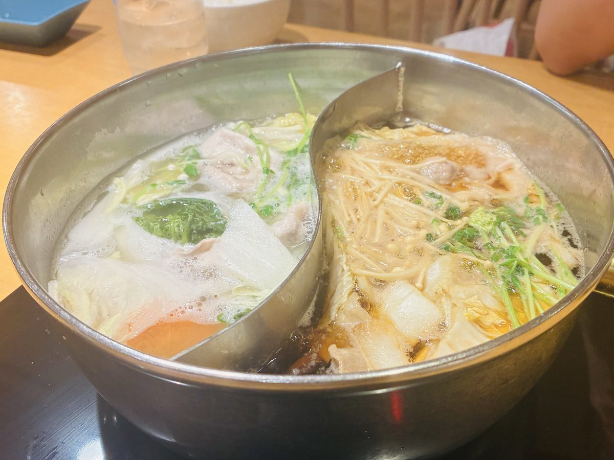 hicora's tweet photo. 昨日お友達と夜ご飯行った𐂐𖥣
暑い時に涼しいとこで食べる鍋っていいよね〰️！ https://t.co/7a3HcS7CQy
