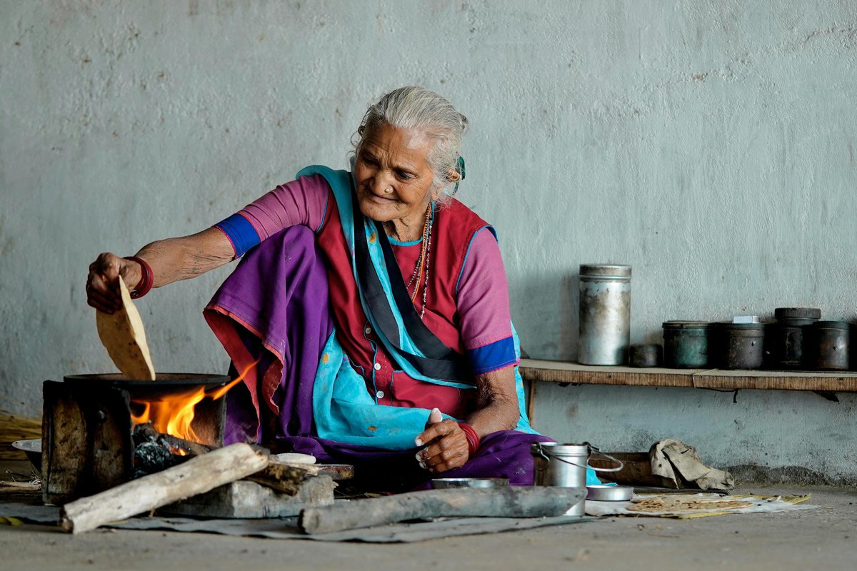 cuisineindia_'s tweet photo. याद कीजिए, बचपन में आपके घर में कोई ऐसी dish ज़रूर बनती होगी, जिसका taste आज कहीं नहीं मिलता।

हो सकता है वह आपकी दादी की कोई खास recipe रही हो, किसी त्योहार पर बनने वाली डिश या फिर ऐसी चीज़, जिसे बनाने का तरीका घर में सिर्फ़ एक-दो लोगों को ही पता था।

अब सोचिए... अगर अगली पीढ़ी ने उसे बनाना ही नहीं सीखा, तो उन्हें उसके स्वाद के बारे में कैसे पता चलेगा… और आखिर में फिर उस स्वाद का होगा क्या ?

भारत में ऐसी सिर्फ़ एक-दो नहीं, बल्कि अनगिनत रेसिपीज़ हैं, जो धीरे-धीरे हमारी रसोई और हमारी थाली से दूर होती जा रही हैं। बदलती जीवनशैली, जल्दी बनने वाले खाने और कुछ चुनिंदा व्यंजनों की बढ़ती लोकप्रियता के बीच कई स्थानीय व्यंजन पीछे छूट गए।

लेकिन, जिन्हें हम आज “lost recipes” कहते हैं, उनमें से कई वास्तव में खोई ही नहीं हैं।  वे आज भी किसी गांव के घर में बन रही हैं, किसी छोटे शहर के त्योहार का हिस्सा हैं या किसी बुज़ुर्ग के पास उनकी recipe आज भी safe है। फर्क सिर्फ़ इतना है कि हममें से बहुत से लोग अब उनके बारे में जानते नहीं हैं।

और यही वजह है कि भारत की पुरानी और भूली-बिसरी रेसिपीज़ को फिर से सामने लाना इतना ज़रूरी है।

क्योंकि एक recipe सिर्फ़ यह नहीं बताती कि खाने में क्या डालना है और उसे कैसे पकाना है। उसके पीछे पूरी कहानी होती है, उस इलाके में क्या उगता था, मौसम के हिसाब से लोग क्या खाते थे, त्योहार कैसे मनाए जाते थे और उपलब्ध चीज़ों से स्वादिष्ट खाना कैसे बनाया जाता था।

हमारे कई पुराने व्यंजन स्थानीय अनाज, सब्ज़ियों, मसालों और पारंपरिक तरीकों पर आधारित रहे हैं। यानी जिन्हें आज हम local, seasonal और sustainable eating कहते हैं, वह हमारी रसोई में पीढ़ियों से मौजूद रहा है।

इसका एक अच्छा उदाहरण "पांता भात" है। पूर्वी भारत में लंबे समय से खाया जाने वाला यह बेहद साधारण भोजन जब International Stage पर चर्चा में आया, तो अचानक बहुत से लोगों ने इसे नए नज़रिए से देखना शुरू किया।

लेकिन हर पारंपरिक व्यंजन को पहचान मिलने के लिए किसी बड़े मंच का इंतज़ार क्यों करना पड़े?

हमें अपने घरों से शुरुआत करनी होगी। दादी-नानी से उनकी रेसिपीज़ पूछनी होंगी, पुराने पकवानों को लिखना और रिकॉर्ड करना होगा, स्थानीय लोगों से उनके पीछे की कहानियाँ जाननी होंगी और सबसे ज़रूरी, उन्हें फिर से अपनी रसोई में बनाना होगा।

क्योंकि जब कोई रेसिपी हमारे खाने से गायब होती है, तो सिर्फ़ एक स्वाद नहीं जाता। उसके साथ एक कहानी, एक तरीका, स्थानीय सामग्री से जुड़ा ज्ञान और हमारी संस्कृति का एक छोटा-सा हिस्सा भी चला जाता है।

भारत की पाक विरासत को बचाने का शायद सबसे आसान तरीका यही है, जो स्वाद हमें पिछली पीढ़ियों से मिले हैं, उन्हें अगली पीढ़ी तक पहुँचा दें।

वरना एक दिन हमारी कई पसंदीदा रेसिपीज़ सिर्फ़ किताबों और तस्वीरों में रह जाएँगी... और कोई यह बताने वाला नहीं होगा कि "हमारे घर में इसे ऐसे बनाया जाता था।"

#CuisinesOfIndia #LostRecipes #IncredibleIndia #FlavoursOfIndia 

@incredibleindia @amitabhk87 @MinOfCultureGoI @tourismgoi @uptourismgov @UP_ODOC @AlongImna  @ChefManisha @ChefKunalKapur @SanjeevKapoor @ranveerbrar @FoodFood @mchefajaychopra @AnilRajputsays