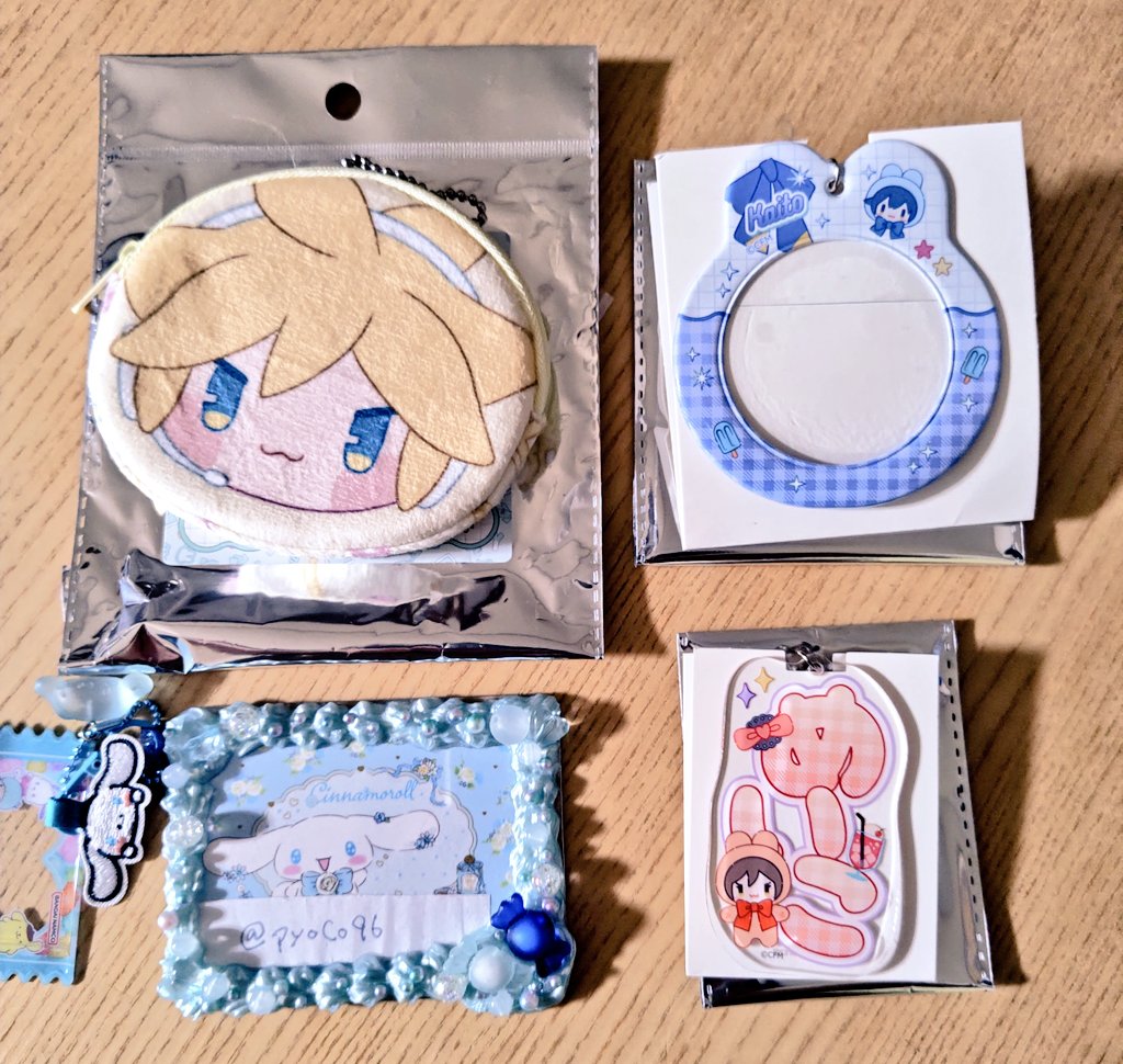pyoco96's tweet photo. 【交換】初音ミク　キャンドゥ　

譲:ポーチ・鏡音レン
缶バッジホルダー・KAITO
アクキー・MEIKO

求:ポーチ、缶バッジホルダー・巡音ルカ
アクキー・初音ミク

郵送交換のみ
纏めての方優先、単体での交換の場合はお時間頂戴します。
お心当たりのある方はお気軽にお声掛け下さい。 https://t.co/8Eq8VeuxuI